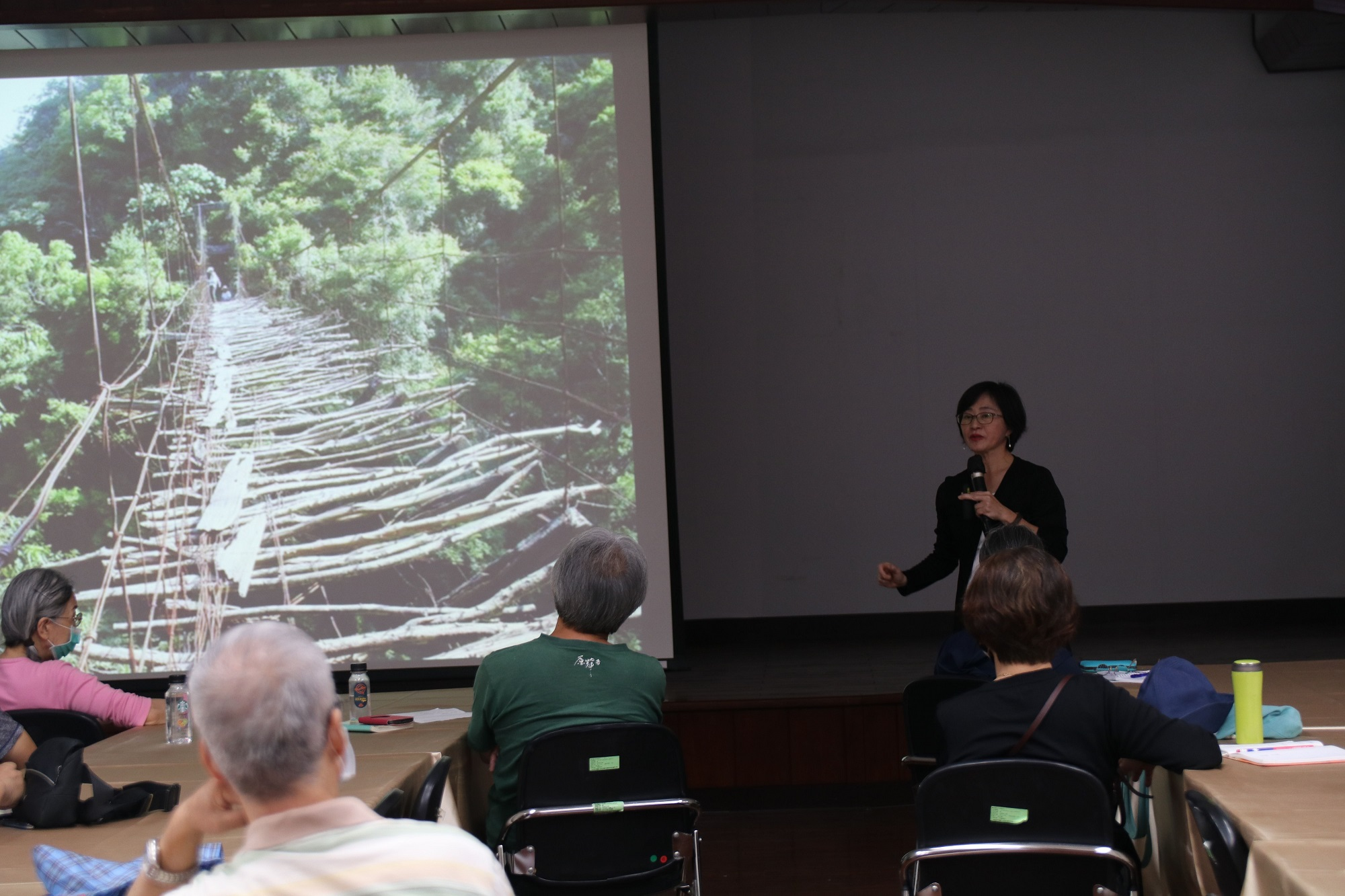 圖1：張素玢所長演講