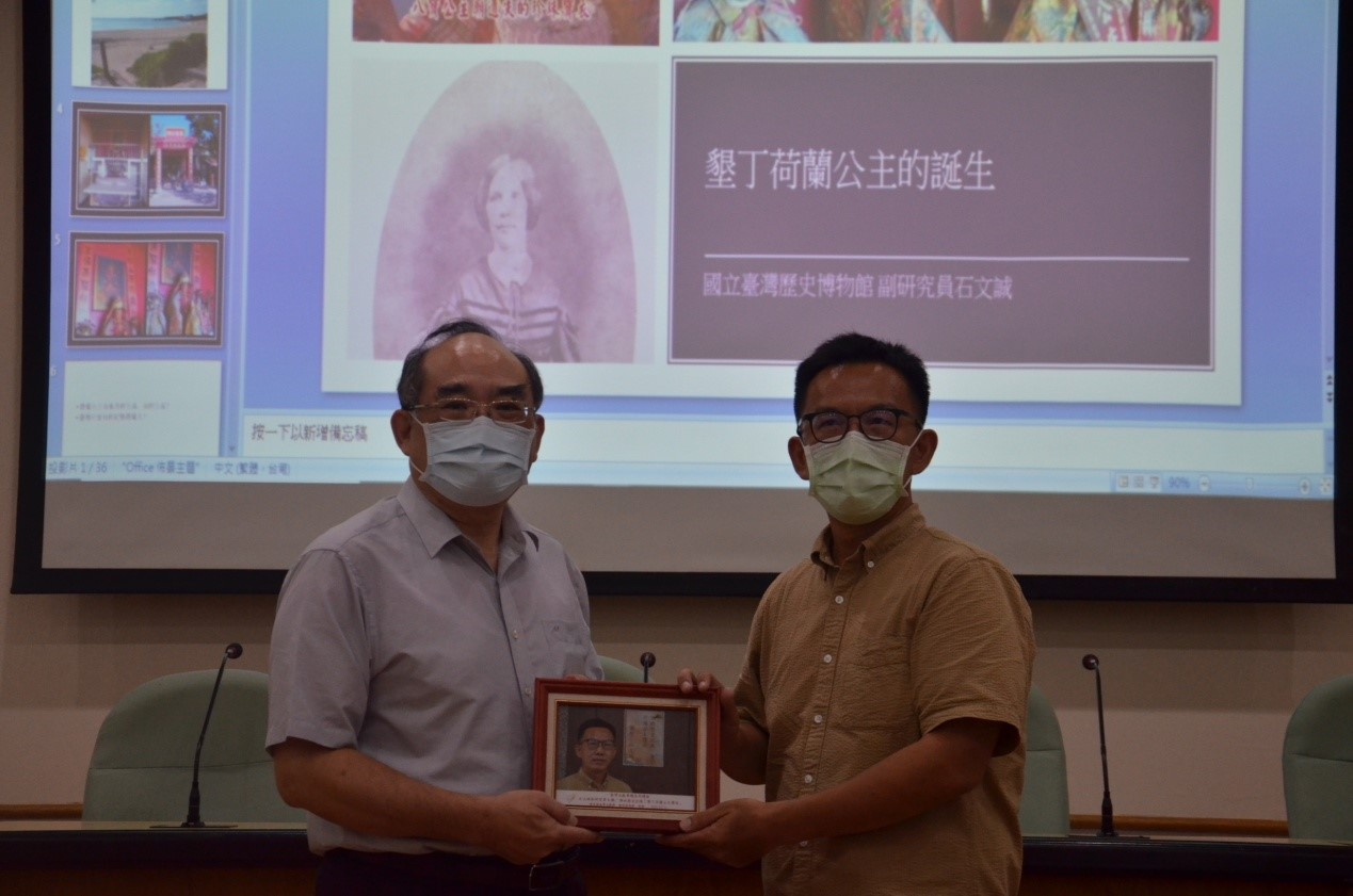 圖4：張鴻銘館長（左）致贈石文誠副研究員相片