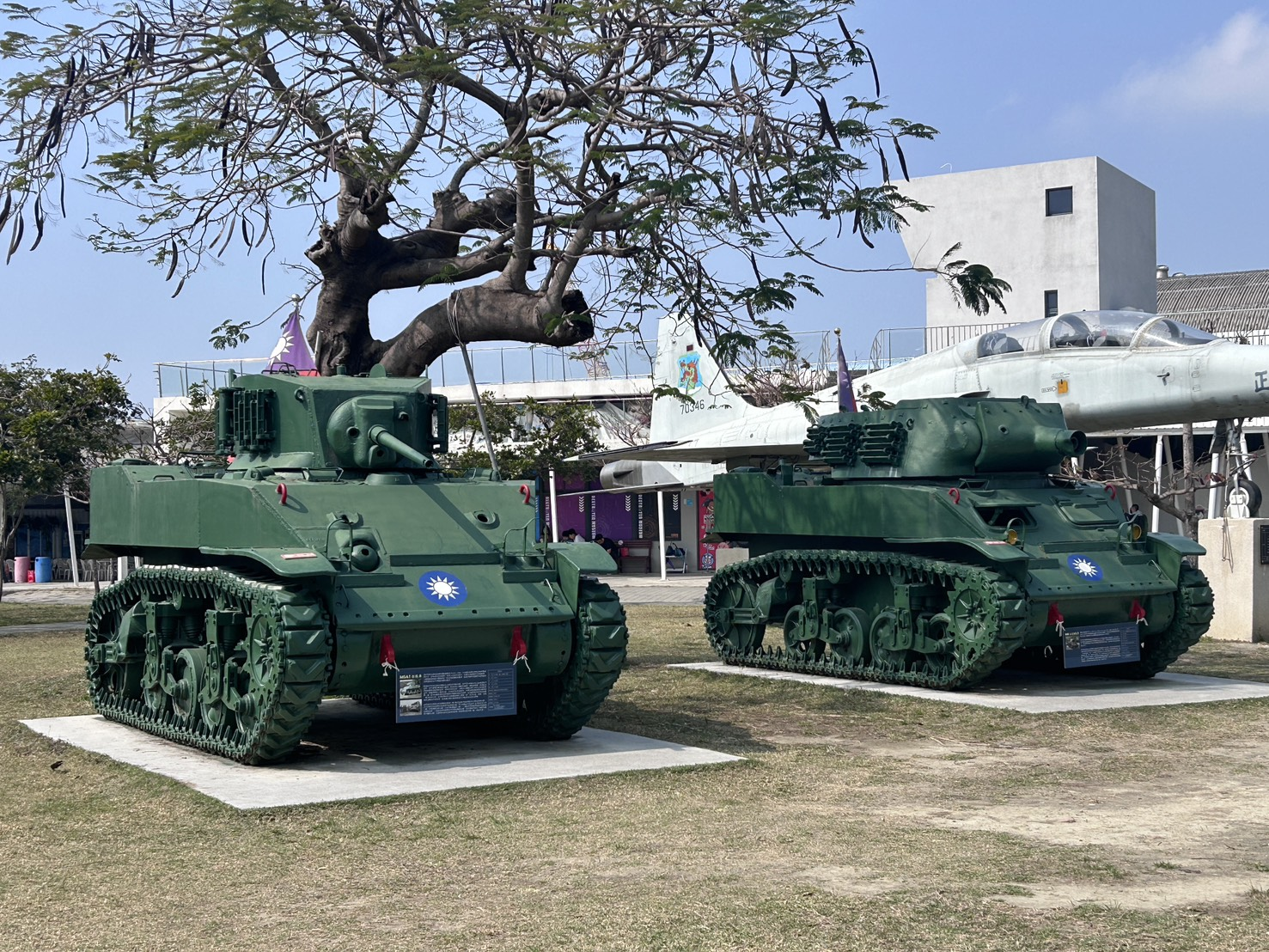 圖6：安平定情碼頭德陽艦園區展示國軍M5A1輕戰車（左）及M8突擊砲車（右）（廖奕盛拍攝）。