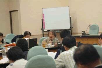 教授與學員互動研討