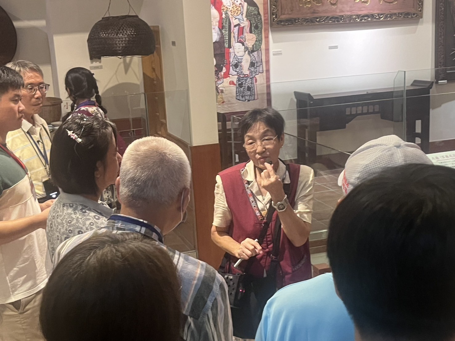 圖7：志工張杏美老師導覽文物大樓常設展第三展示室「日常生活起居、聚落與建築、風水與格局」