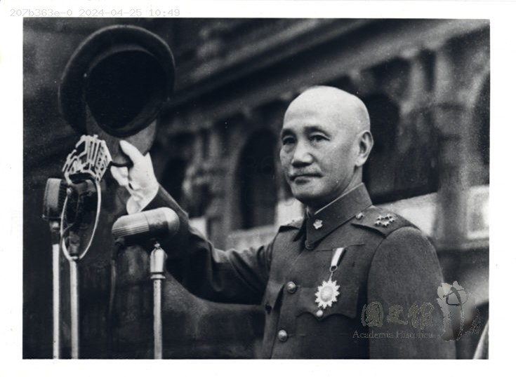 圖1：蔣中正於1950年3月1日於總統府主持復行視事儀式，〈領袖照片資料輯集 （一）〉，《蔣中正總統文物》，國史館藏，數位典藏號：002-050101-00003-176。