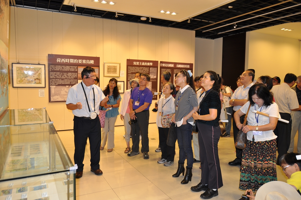 圖6：臺灣古地圖史料文物協會張志遠理事長導覽與會來賓參觀