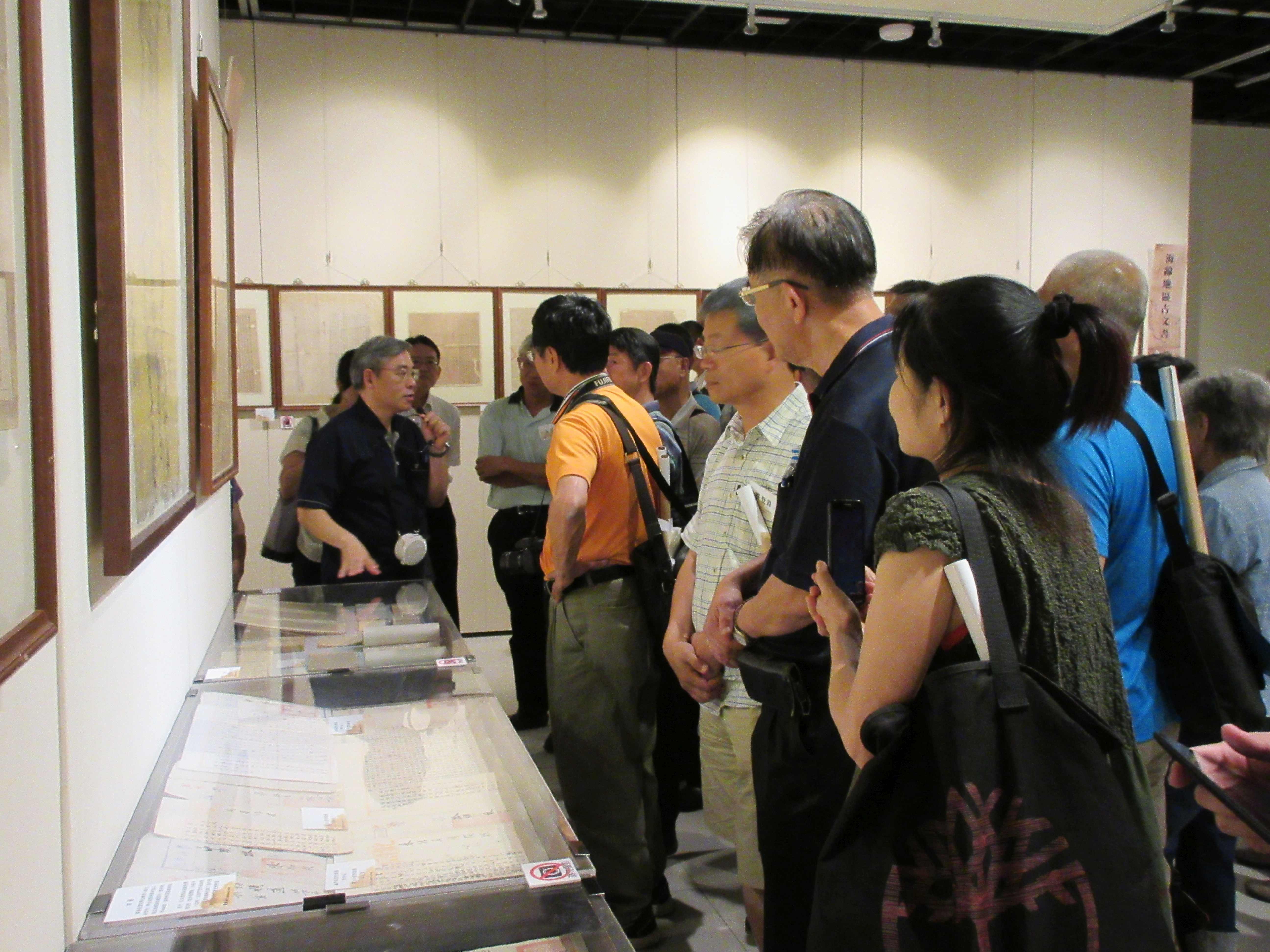 圖8：孟祥瀚理事長於「鰲峰仰止-臺中海線地區古文書特展」進行展覽現場導讀