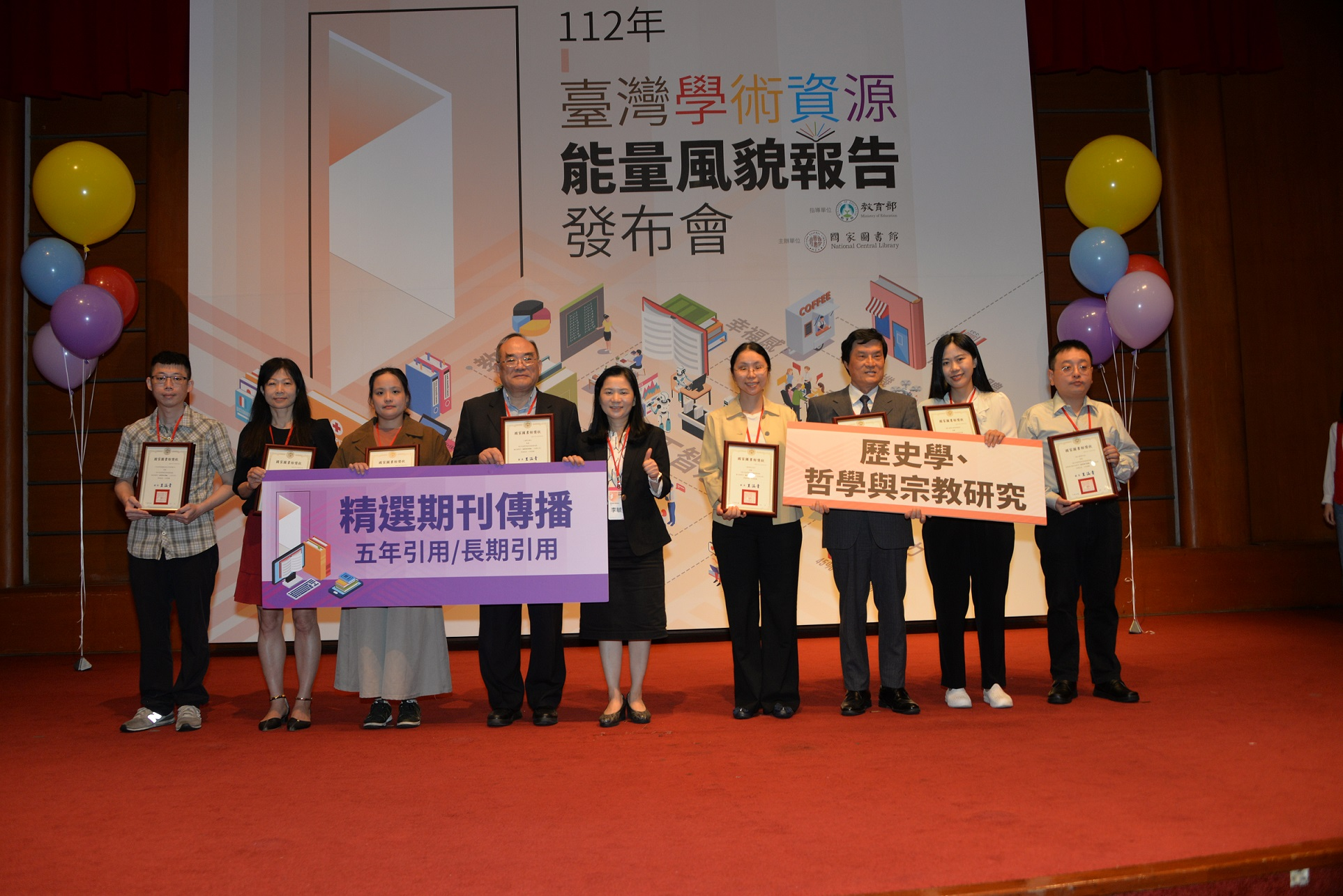 圖4：本館張鴻銘館長（左4）與得獎代表們合影。（照片為國家圖書館提供）