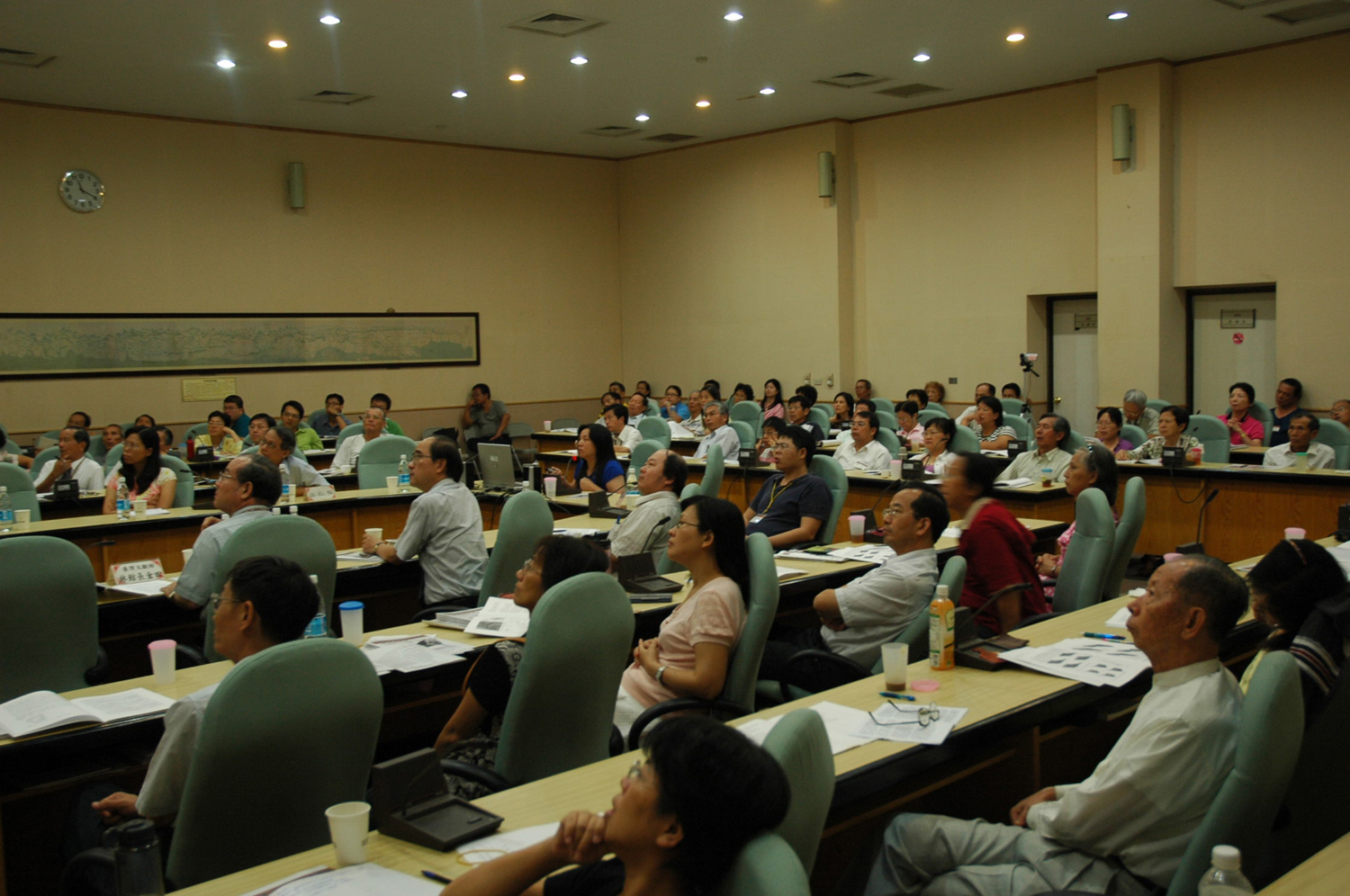 參加來賓全神貫注聆聽論文發表