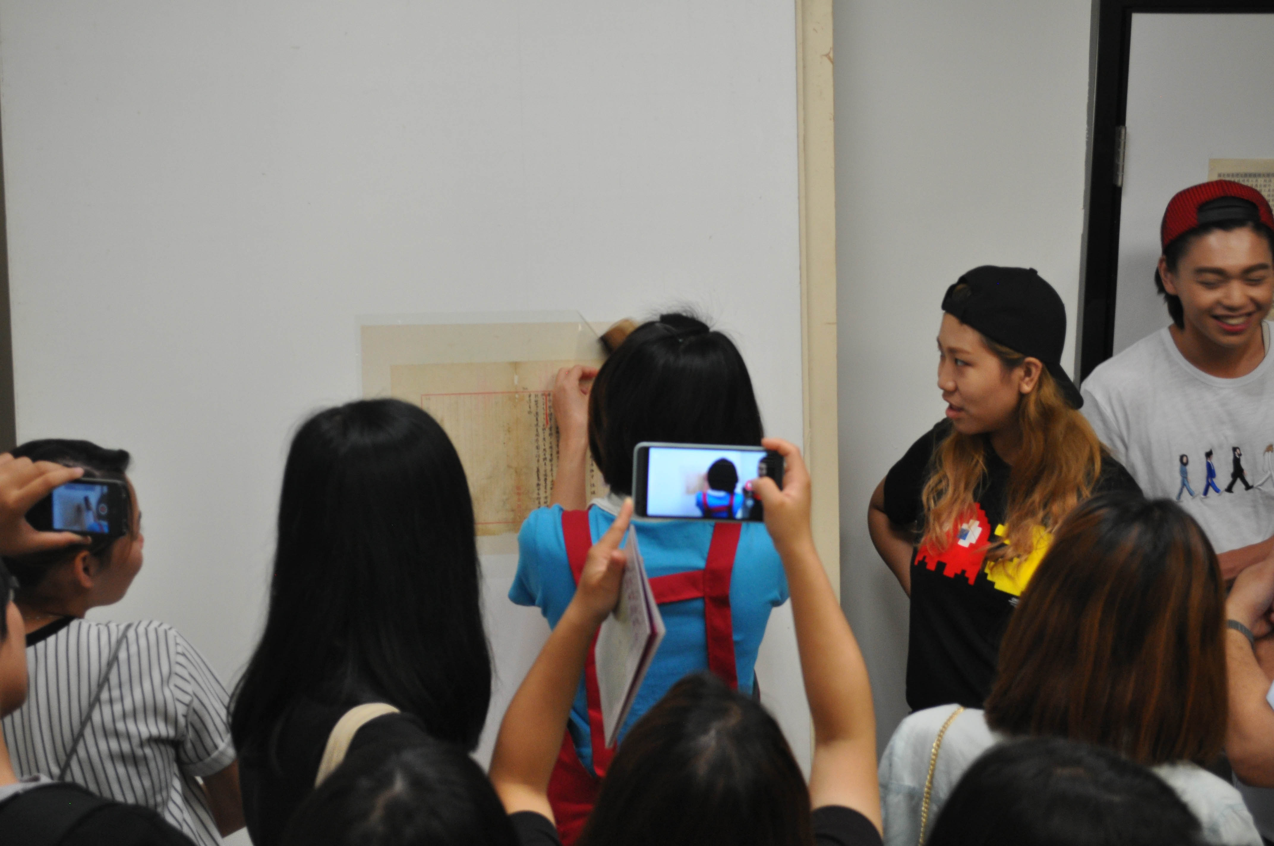 圖4：嘉義大學師生參觀裱褙作業流程-上板