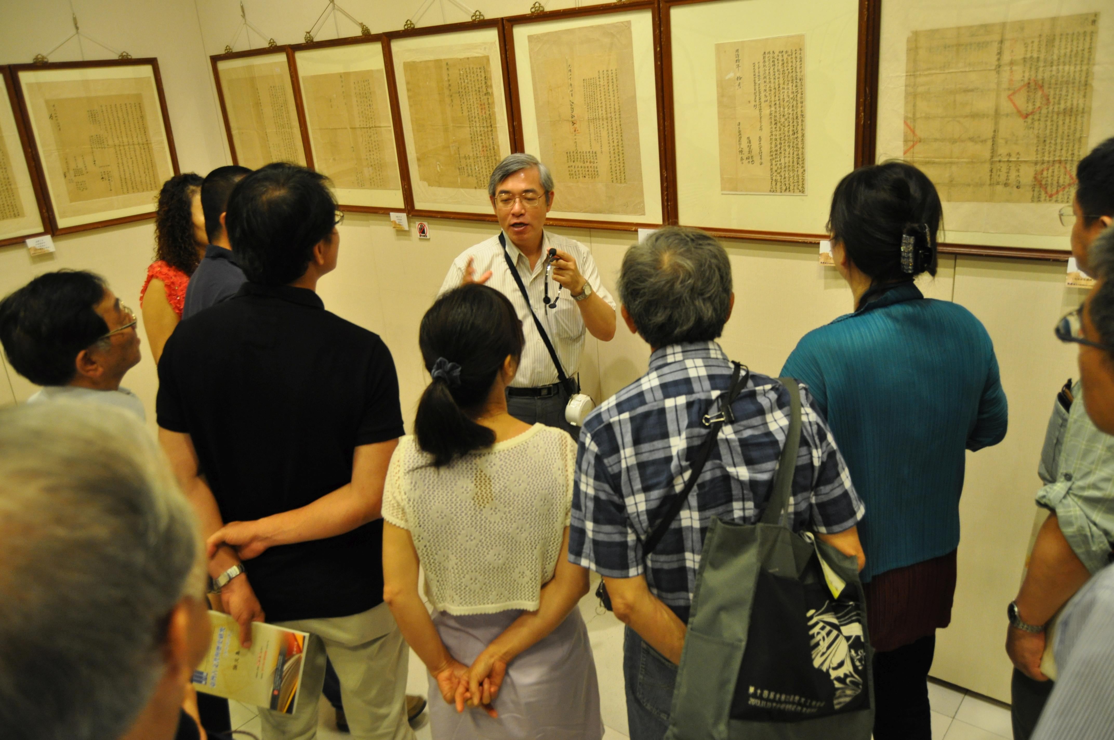 圖9：臺灣古文書學會孟祥瀚理事長展場導覽解說