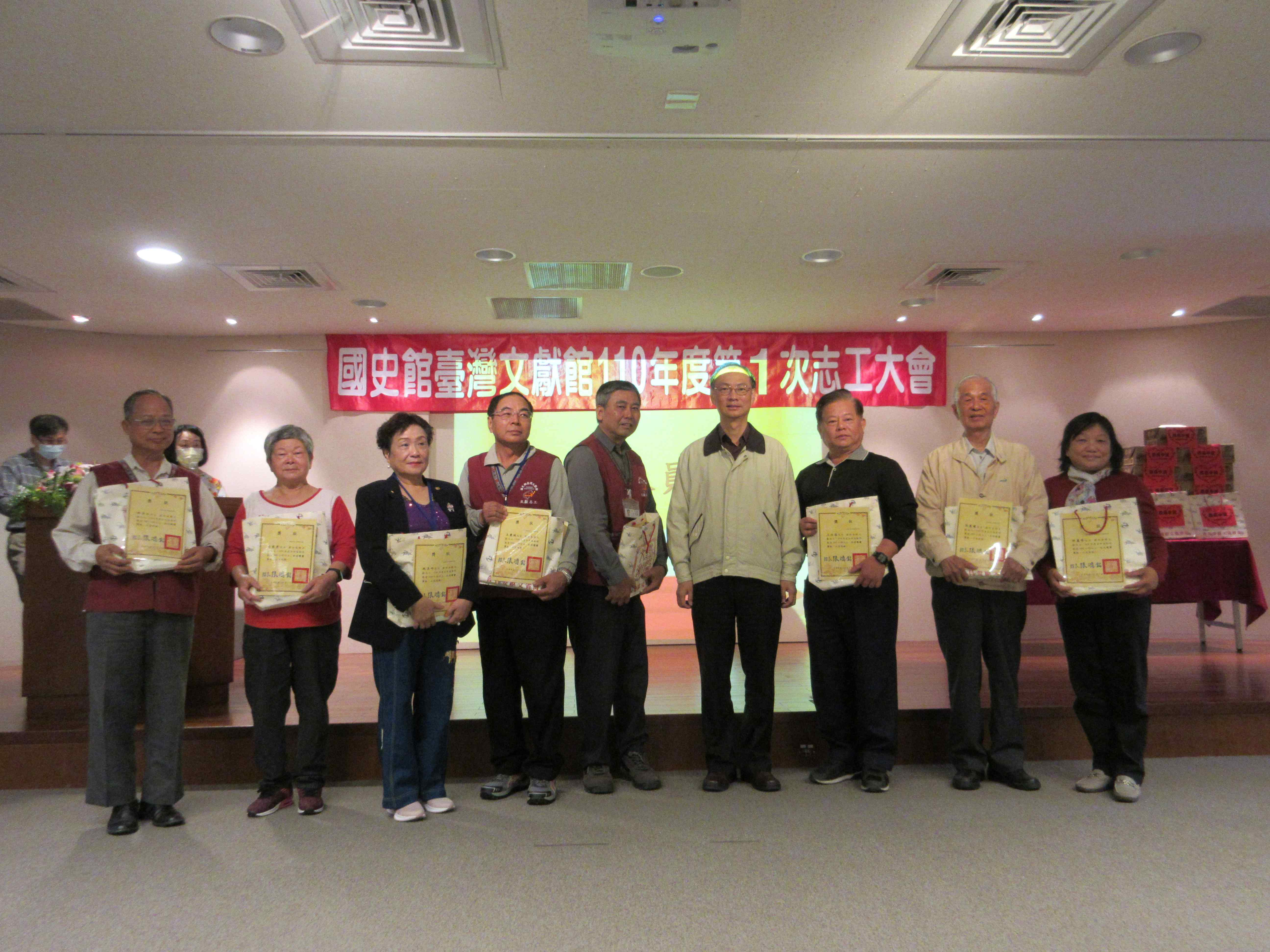 圖6：主任秘書王希智頒發志工獎項