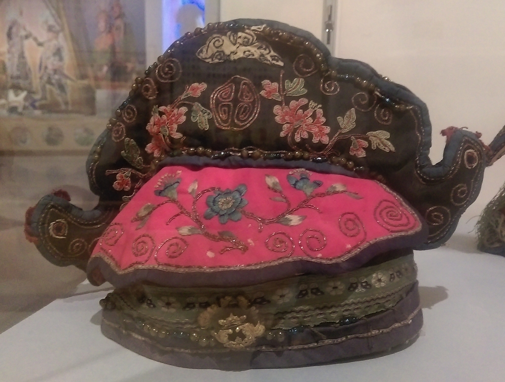 圖2：具有雞冠造型的童帽。本館典藏品。