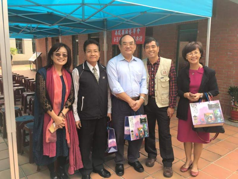 圖3:	張鴻銘館長（中）與新任理事長張敏浩伉儷（右二及左一）合影