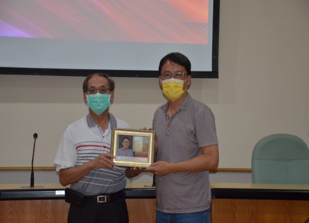 圖4：黃宏森副館長(左)致贈陳仕賢老師相片紀念