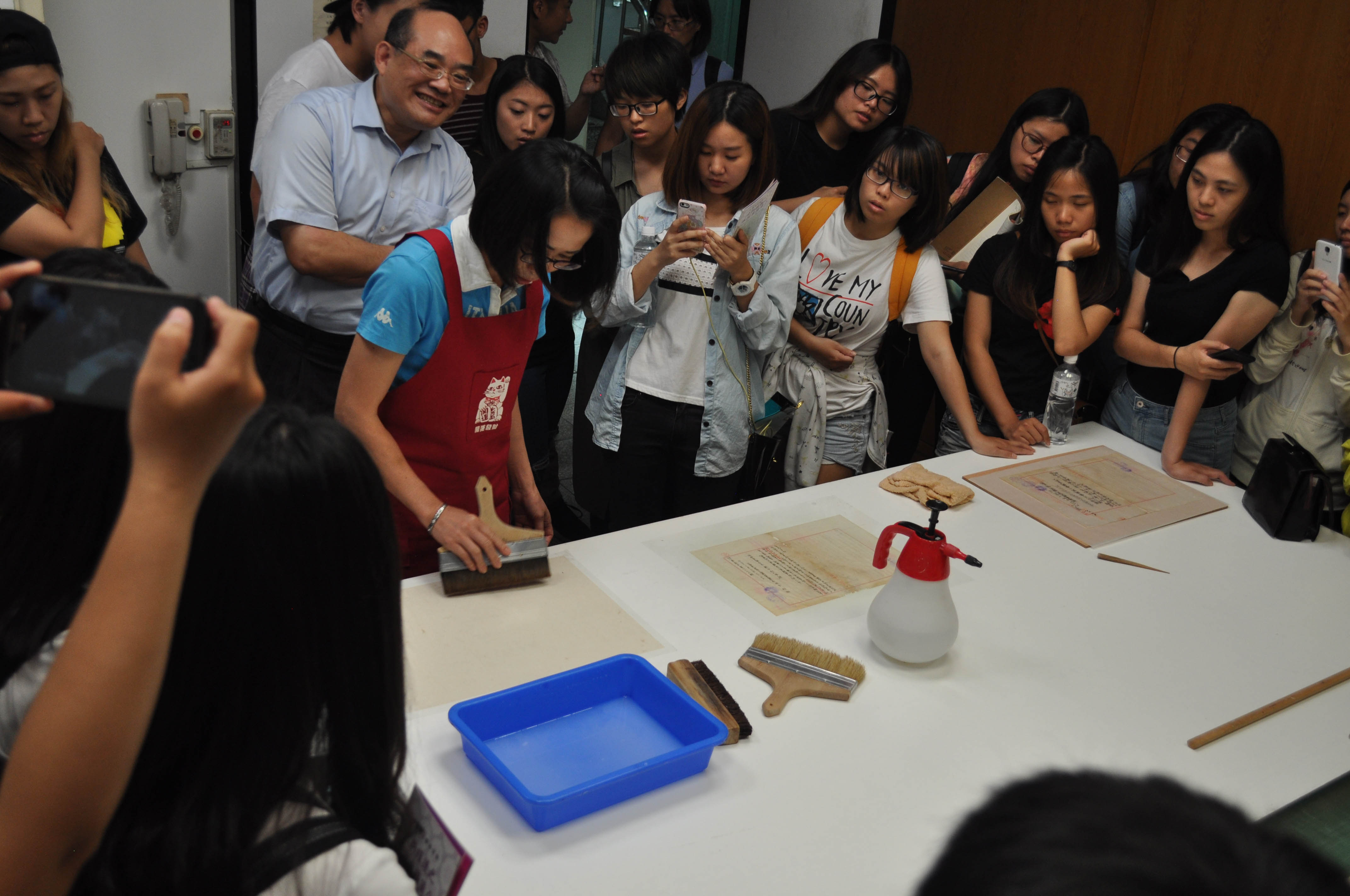 圖2：嘉義大學師生參觀裱褙作業流程-上漿