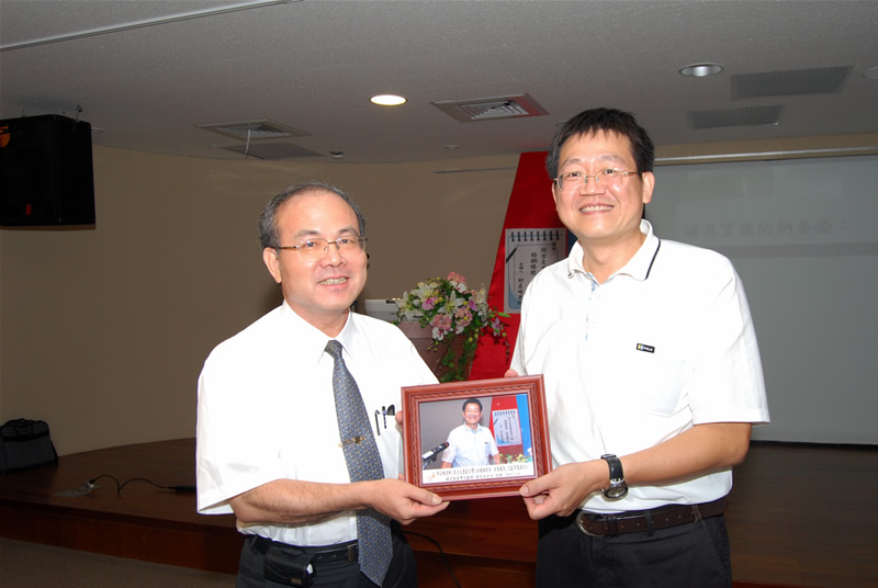 本館林館長金田(左)致贈邱正略老師上課照片，以資紀念
