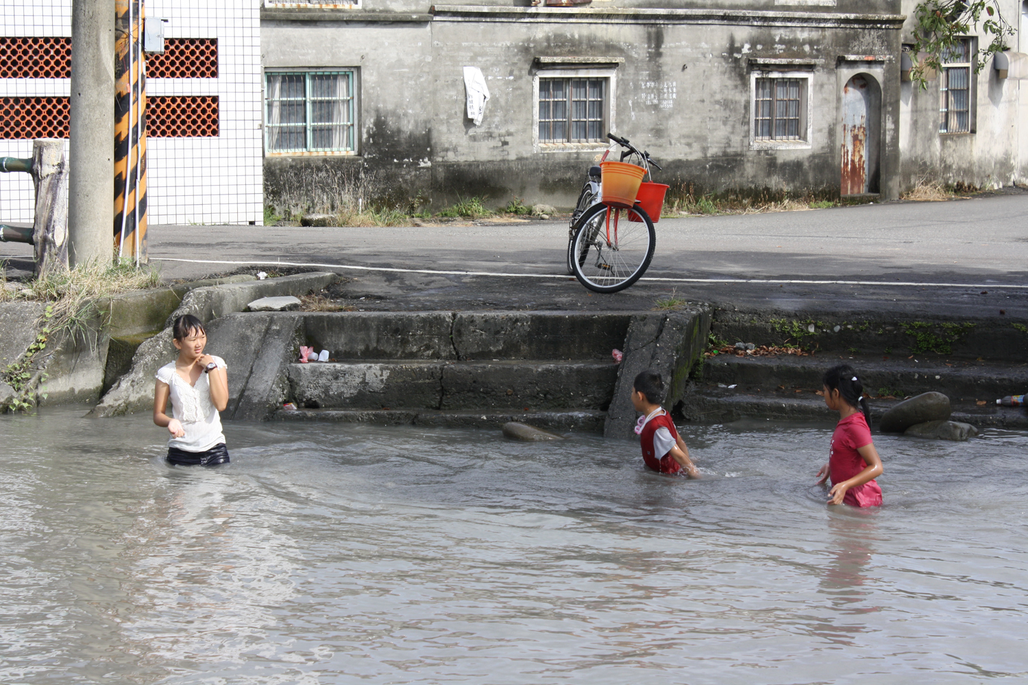 圖四：夏日午後，美濃孩童於獅子頭圳中戲水消暑之實景