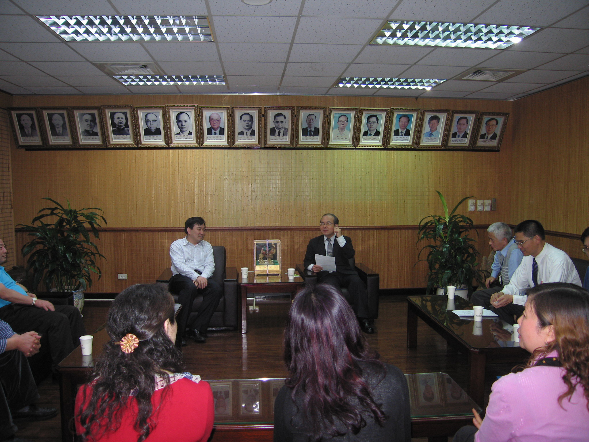 林館長金田(中右)親自接待南京旅遊局曹局長永林(中左)等參訪團成員