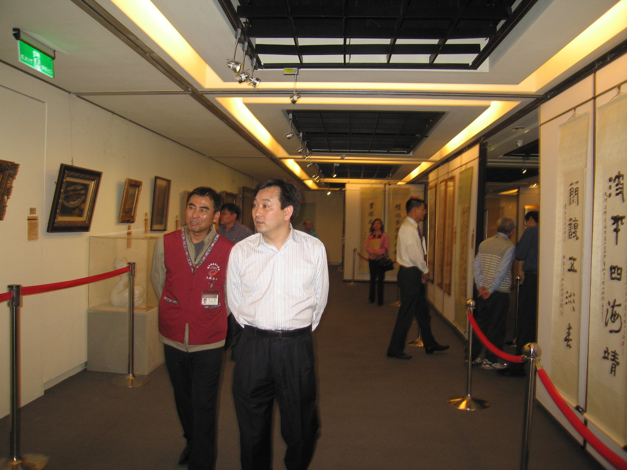 本館志工陳文筆先生為曹局長永林導覽