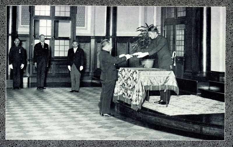 圖7.1935年4月27日臺灣總督府內舉行接受天皇賑災救恤金儀式（右1為入江相政侍從官，右2為中川健藏總督）