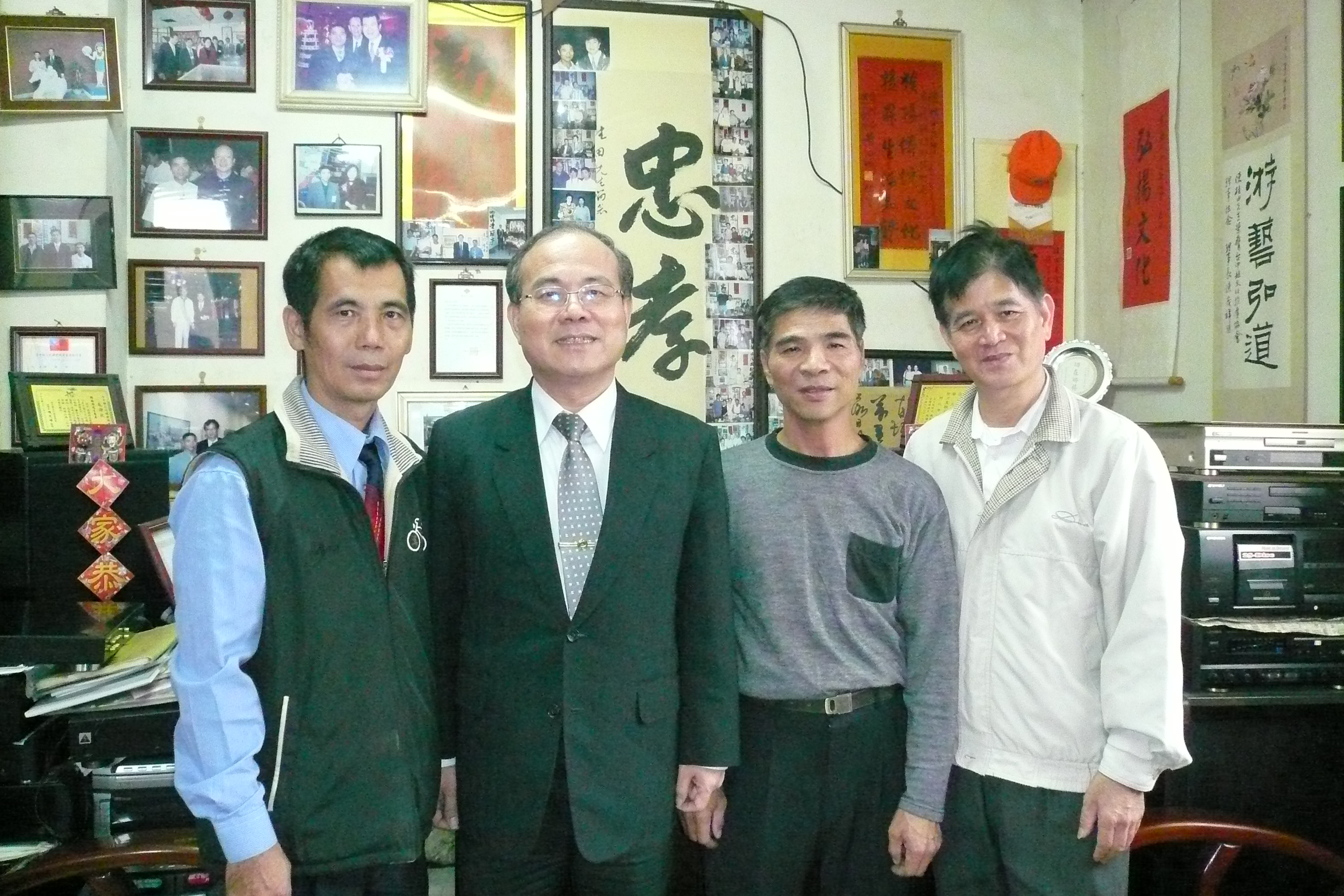 林館長金田(左2)與邵理事長東亮（左1）、收藏家陳桂田先生（右2）等合影