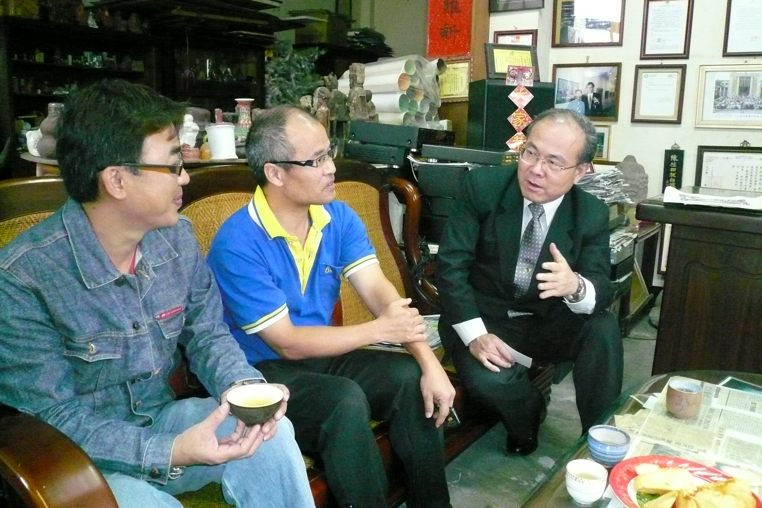 林館長金田(右1)與藝術家陳金旺先生（中）及陳文濱先生（左1）交換意見