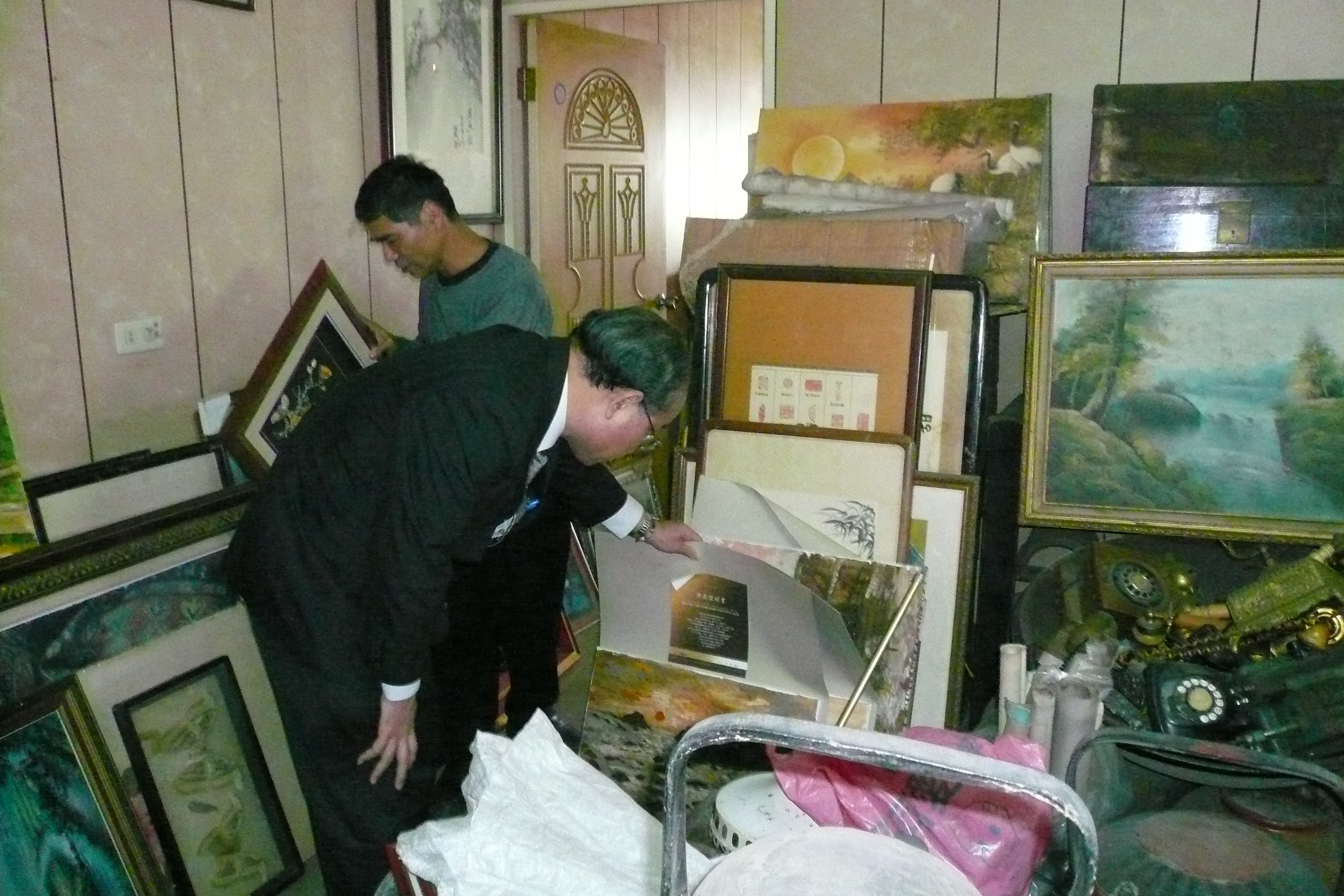 林館長金田(前)參觀收藏家陳桂田先生(後)收藏品