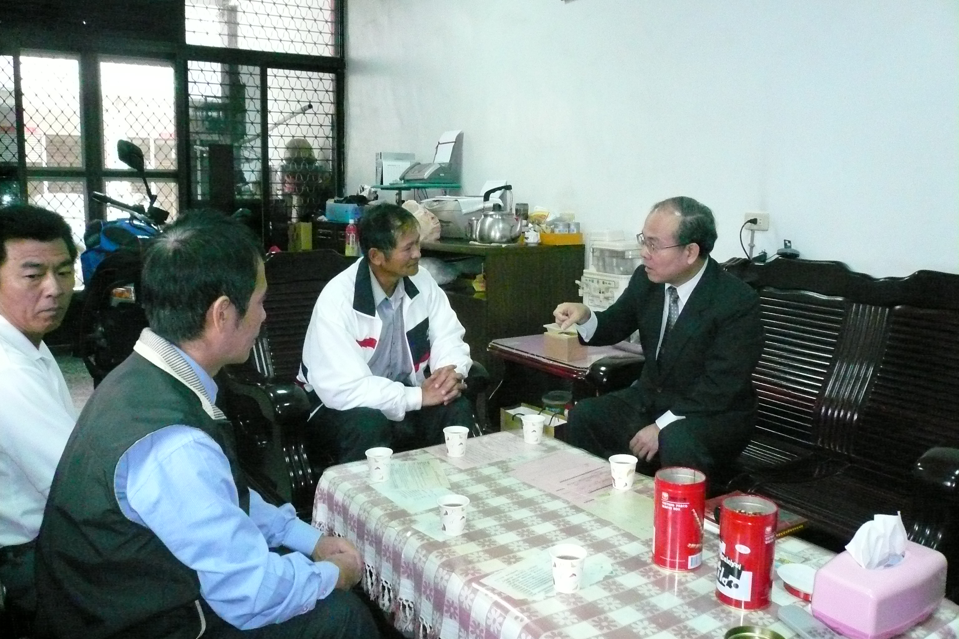 林館長金田(右1)拜訪陶師蔣再發先生（右2）