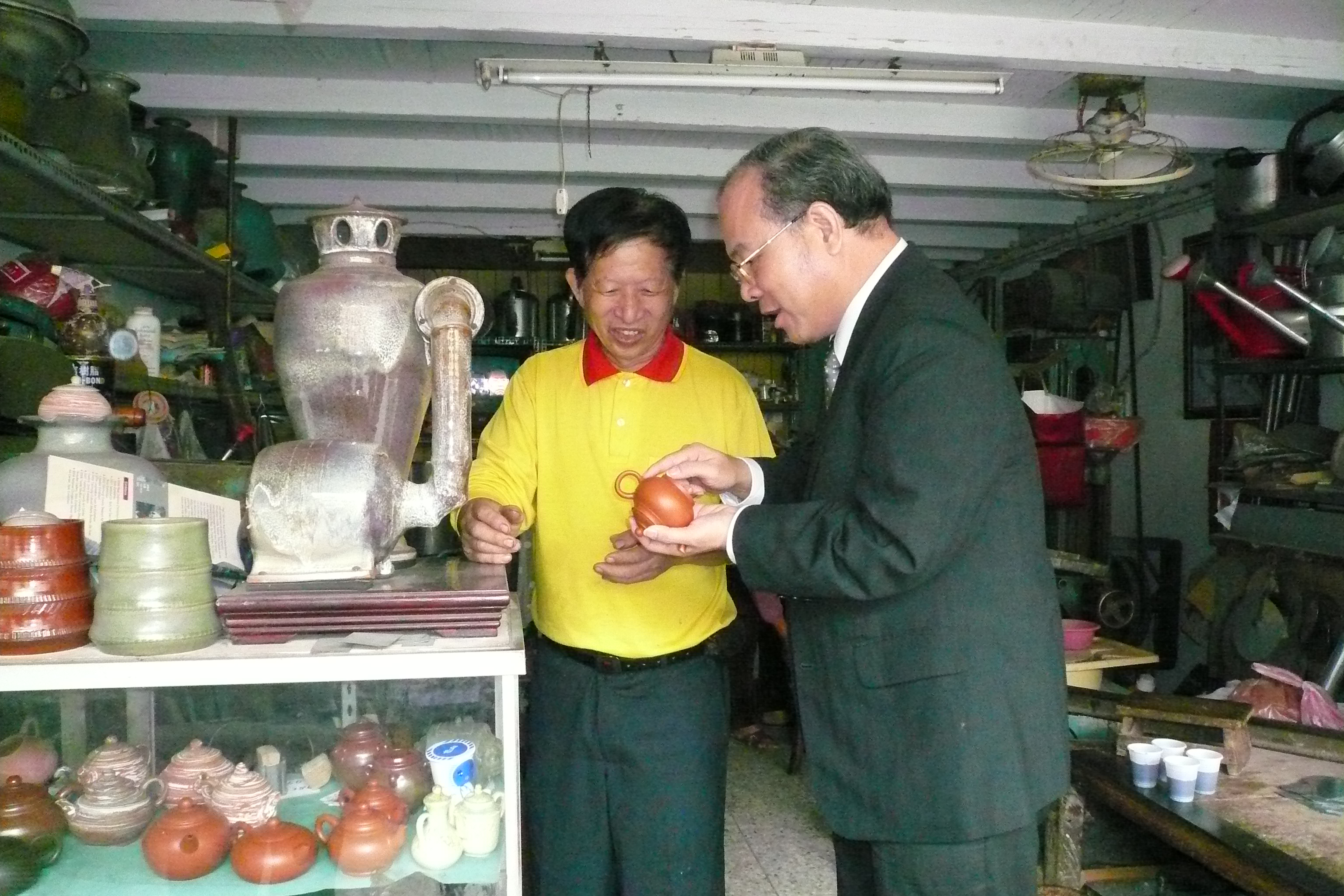 林館長金田(右)拜訪陶師葉文雄先生(左)