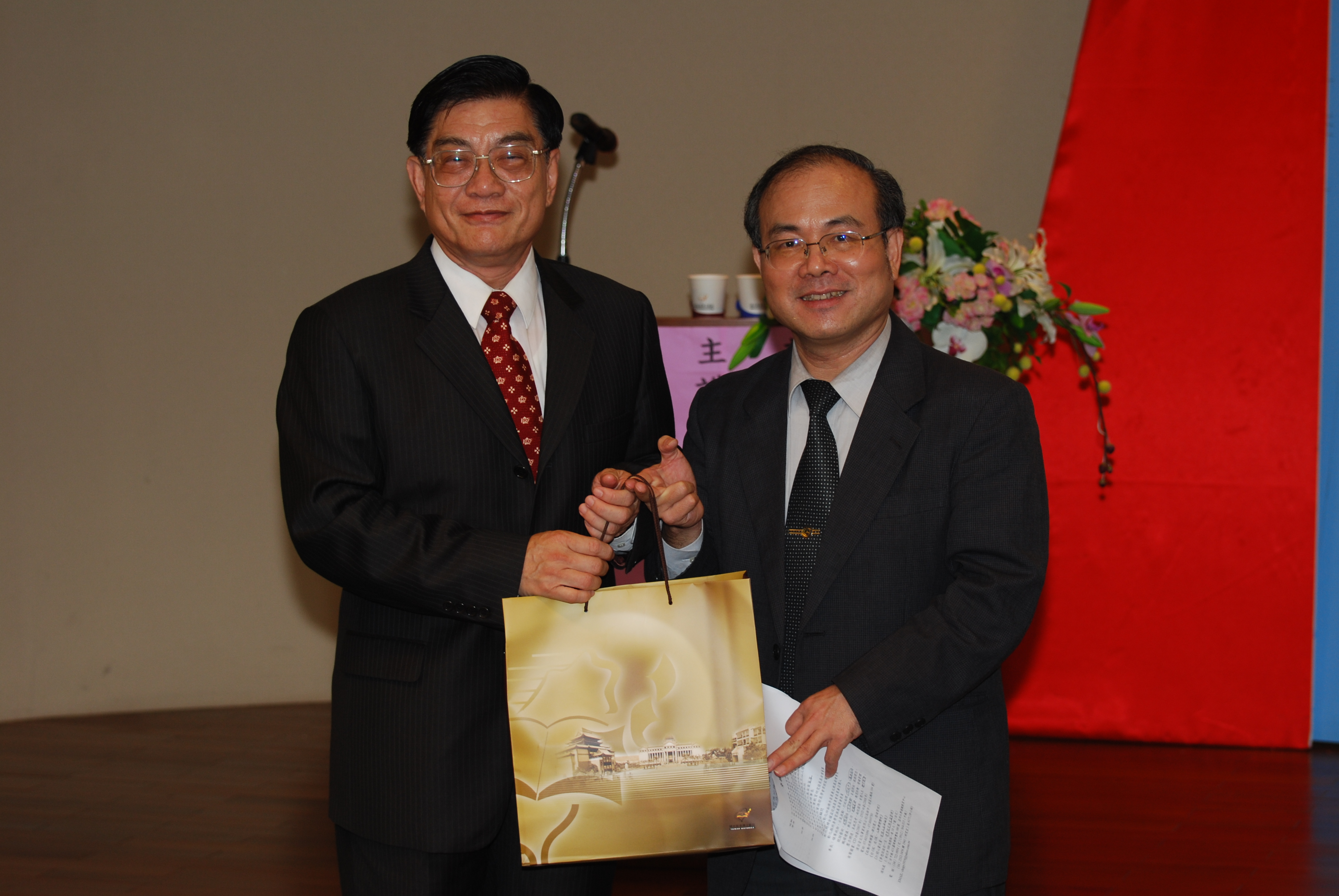 林館長金田(右)致贈卓播英教授(左)本館出版品