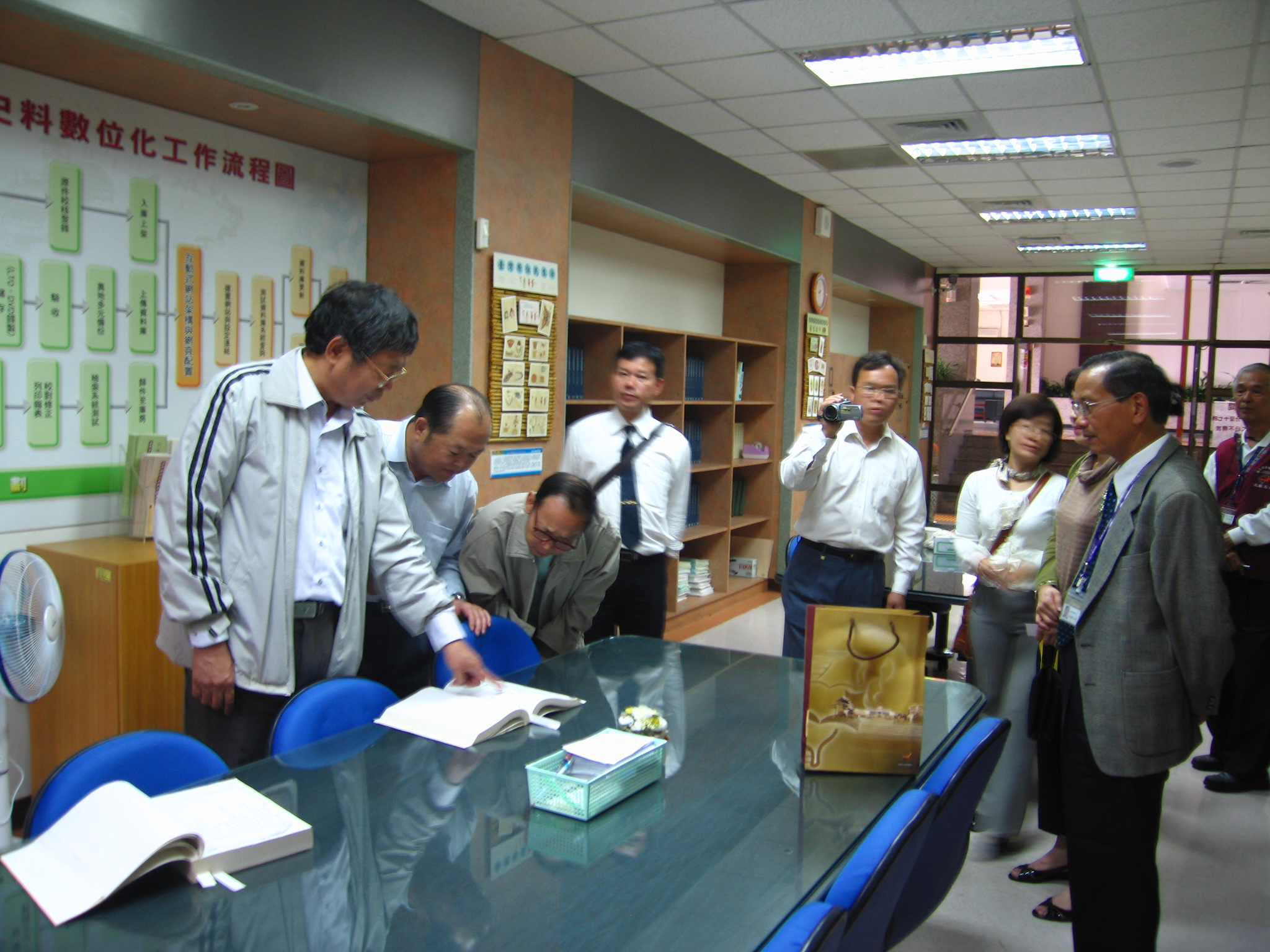 陳研究員文添(左1)介紹本館典藏劉永福相關史料