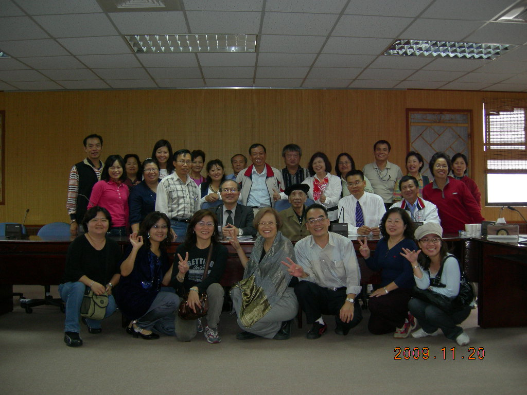 研習學員與林館長金田(坐者左1)及洪教授敏麟(坐者左2)合影留念