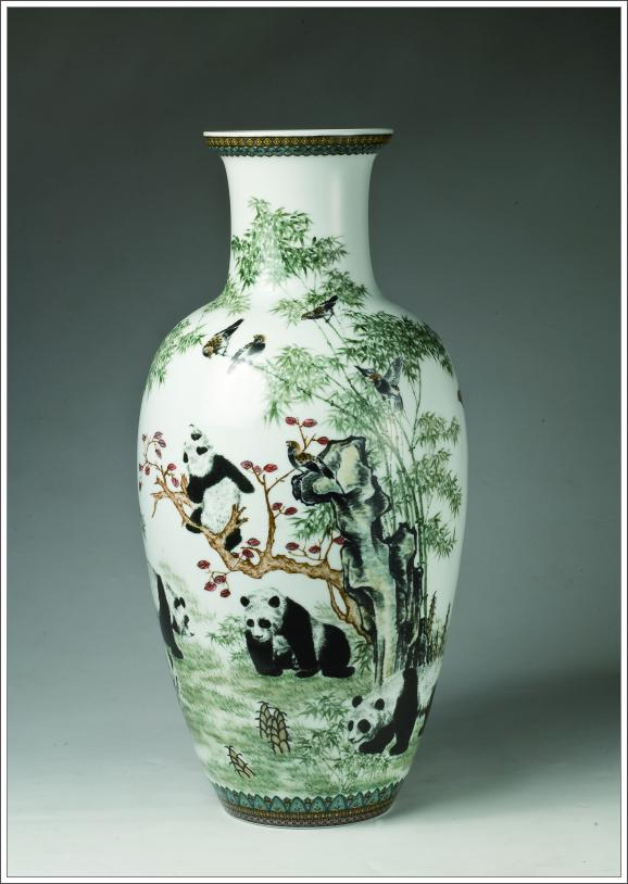 瓷器：熊貓瓷瓶（沈聰智提供）