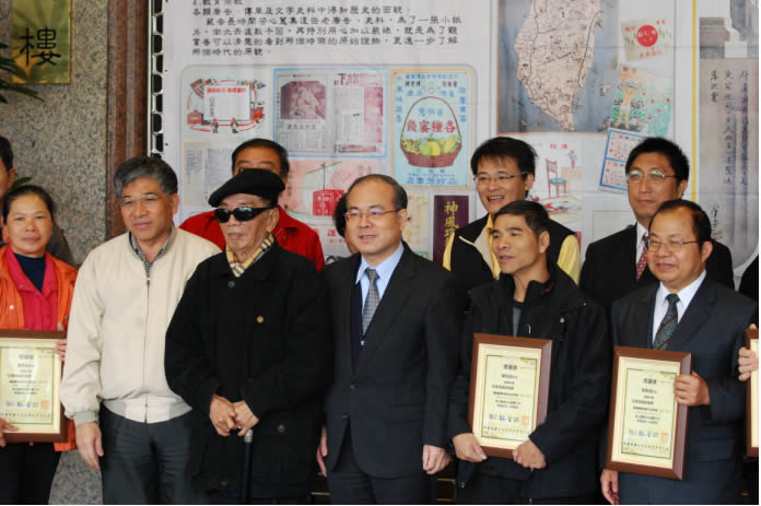 本館林館長金田與貴賓們合影留念，前排左二為南投縣政府陳秘書長正昇、左三為洪敏麟教授、中為本館林館長金田