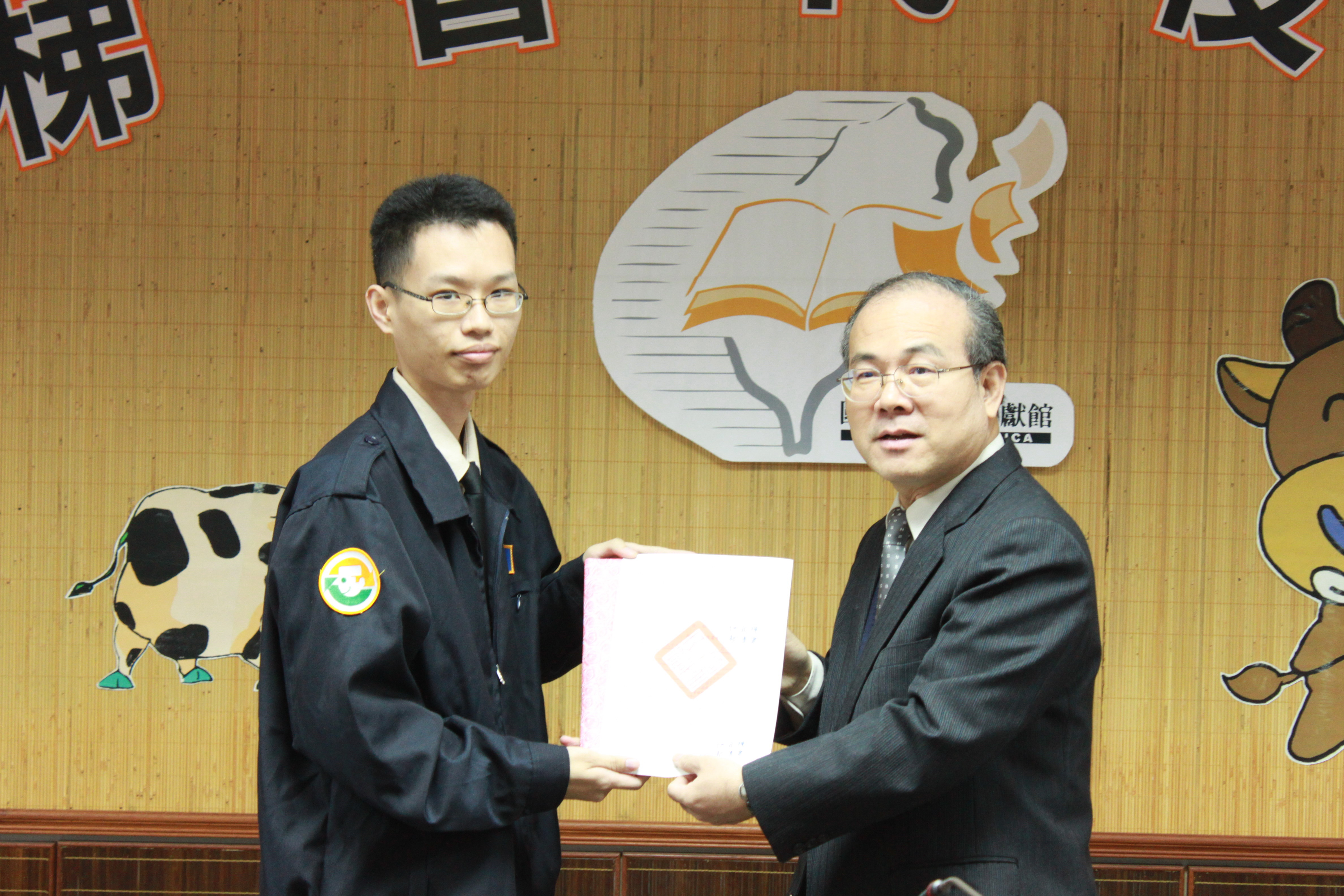 林館長金田頒發役男退役證及紀念品