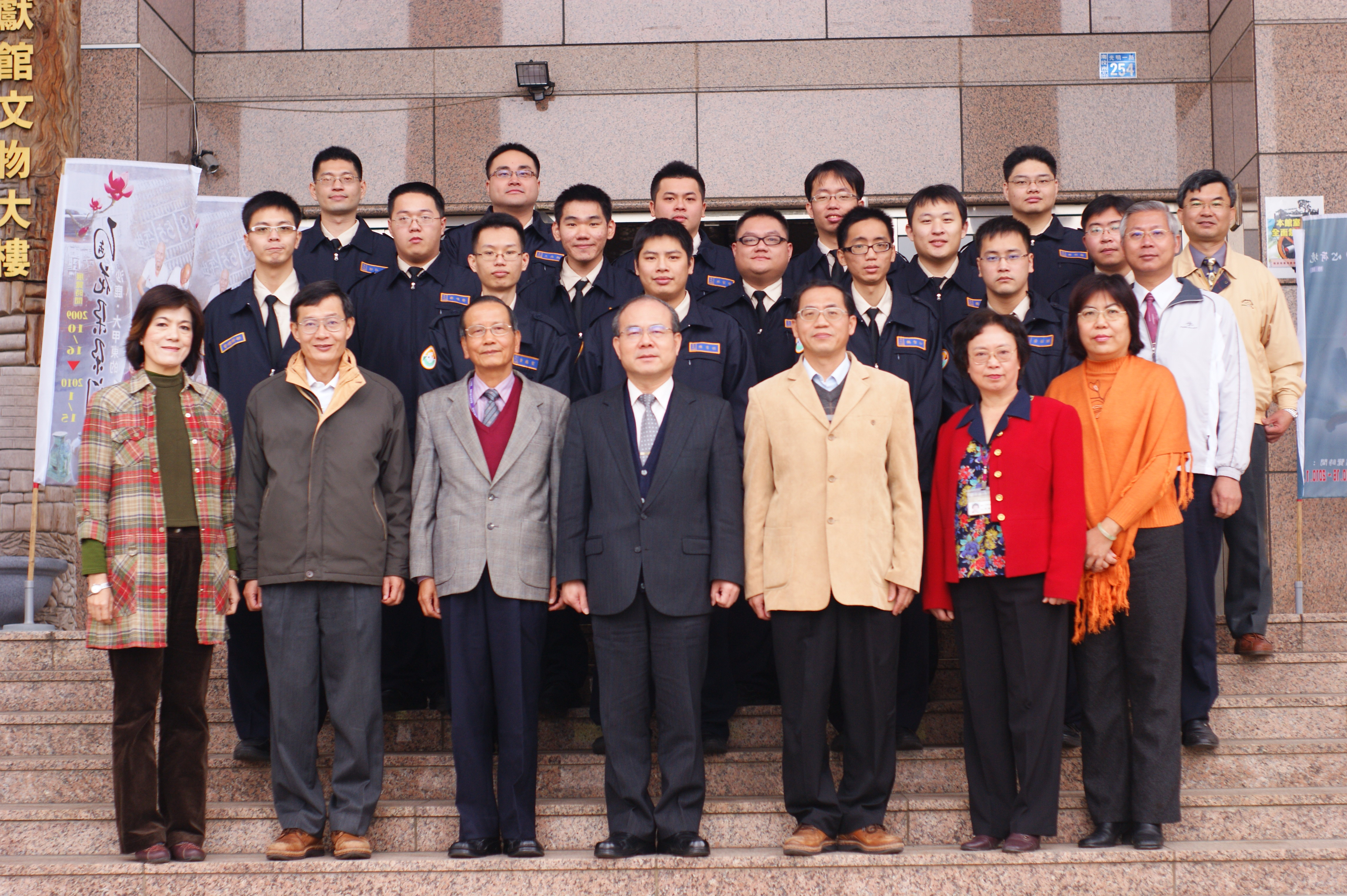 即將退役的役男與本館主管及編纂合影留念