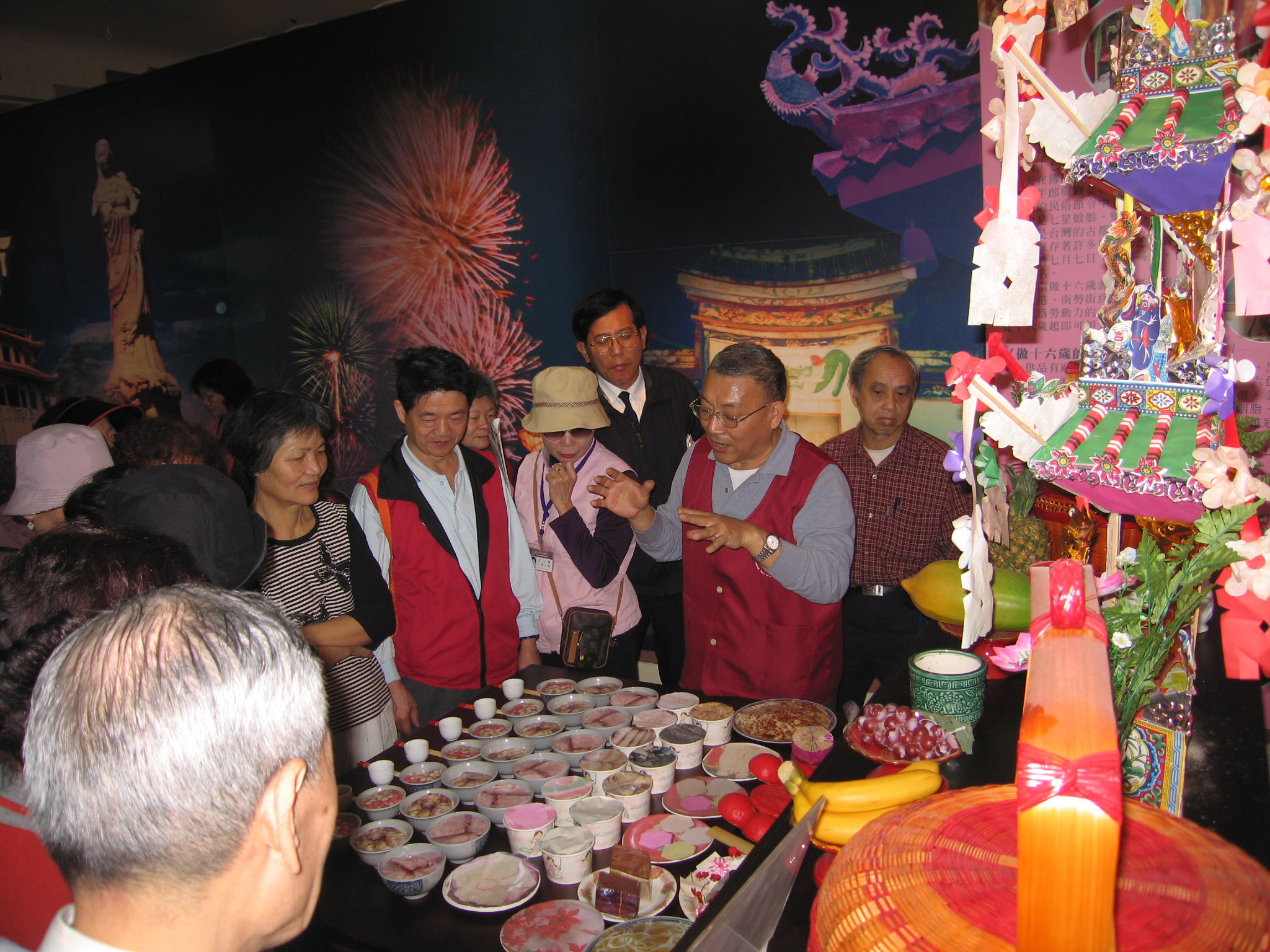 本館志工們於台南生活美學館參觀府城"作16歲"風俗擺設