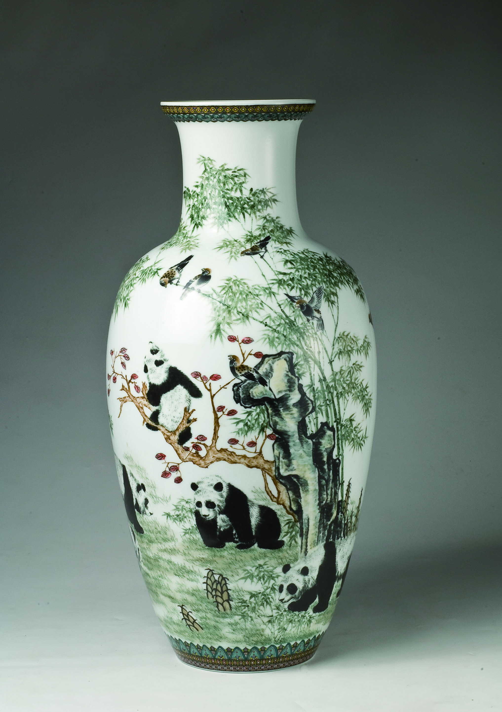 竹林貓熊大瓶　瓷器（沈聰智提供）