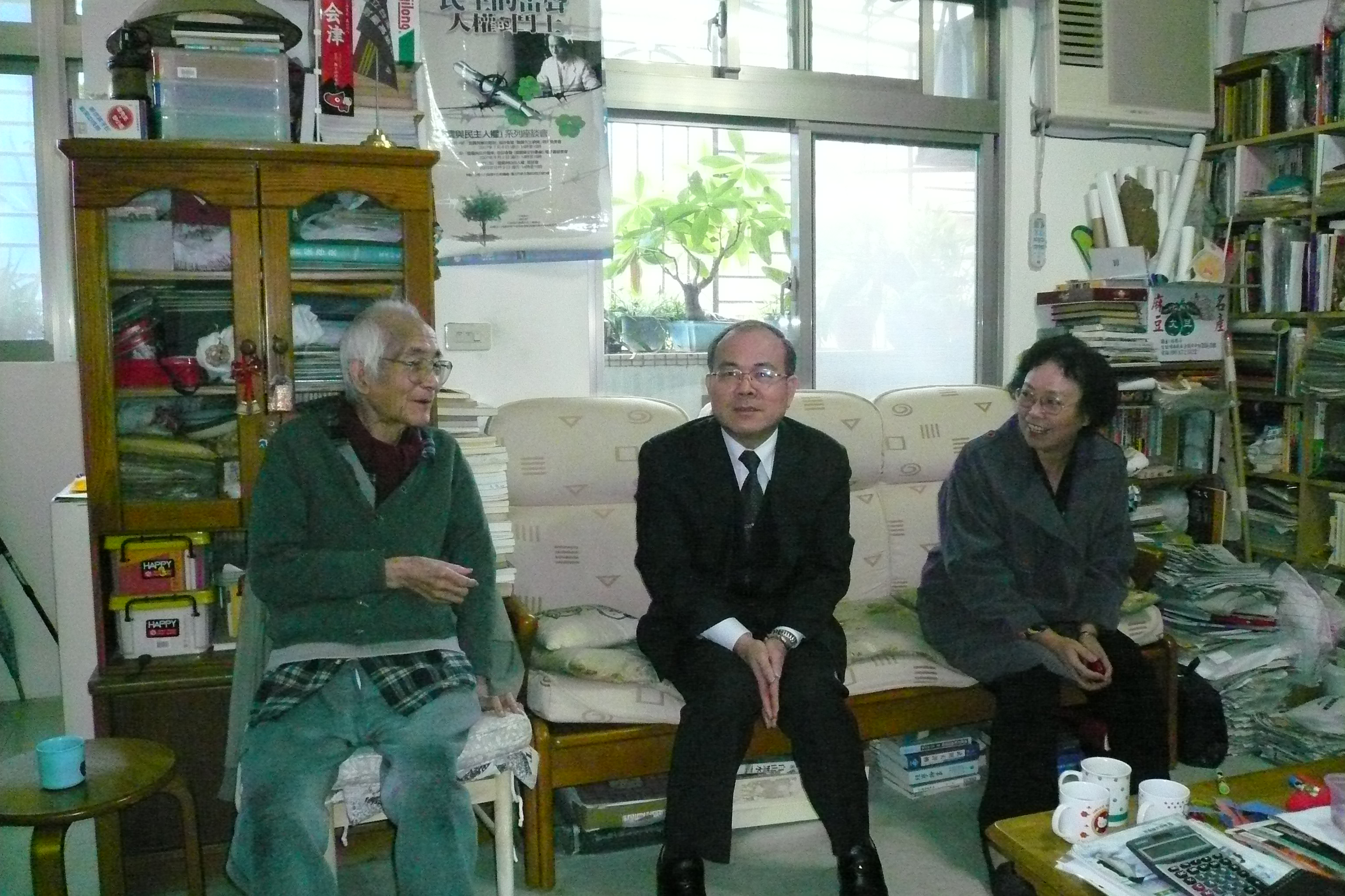 林館長金田（中）與王前委員世慶（左）閒話家常、關懷生活，蔡主任佩秀（右）