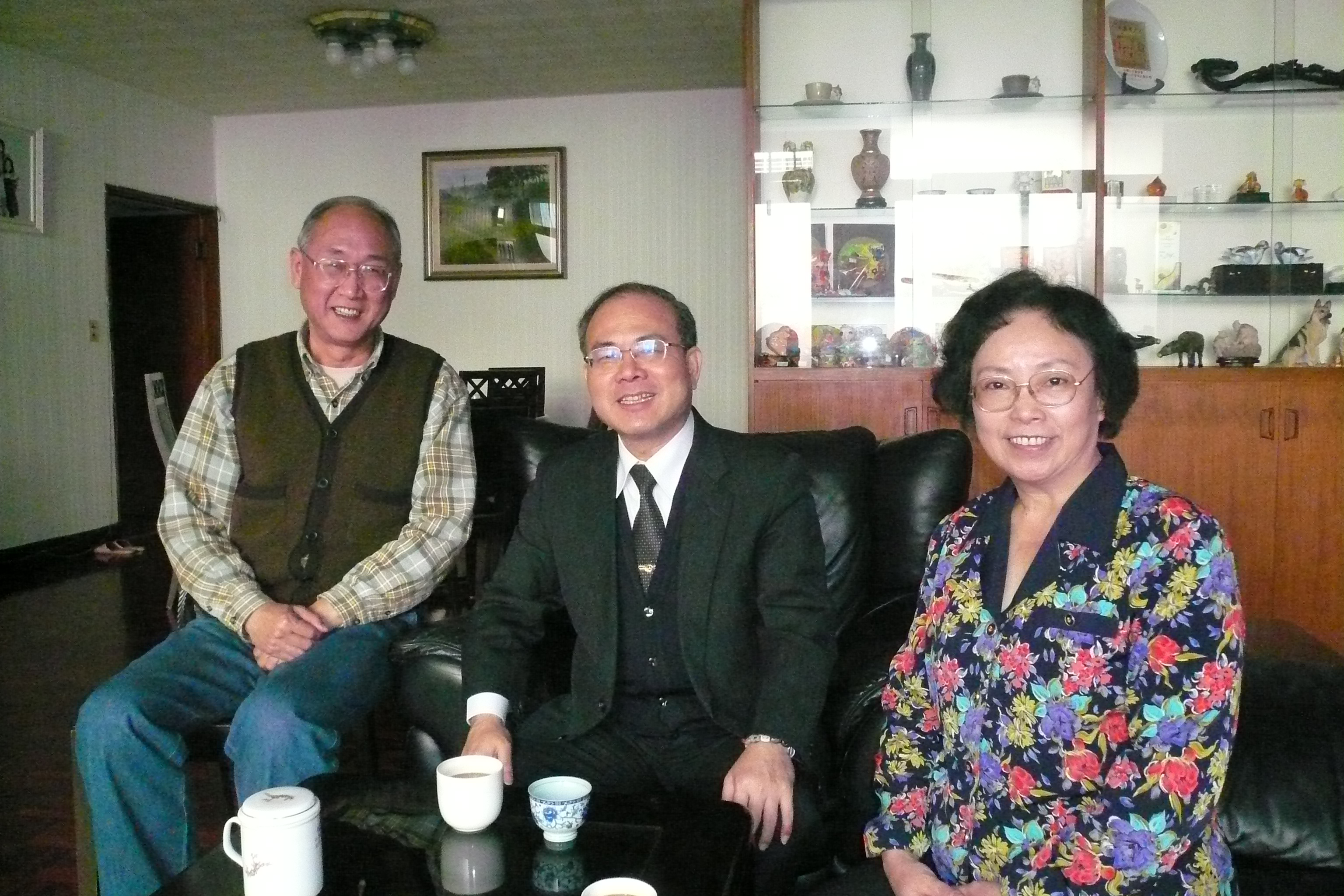 林館長金田（中）與姚前專員浙生（左）閒話家常、蔡主任佩秀（右）