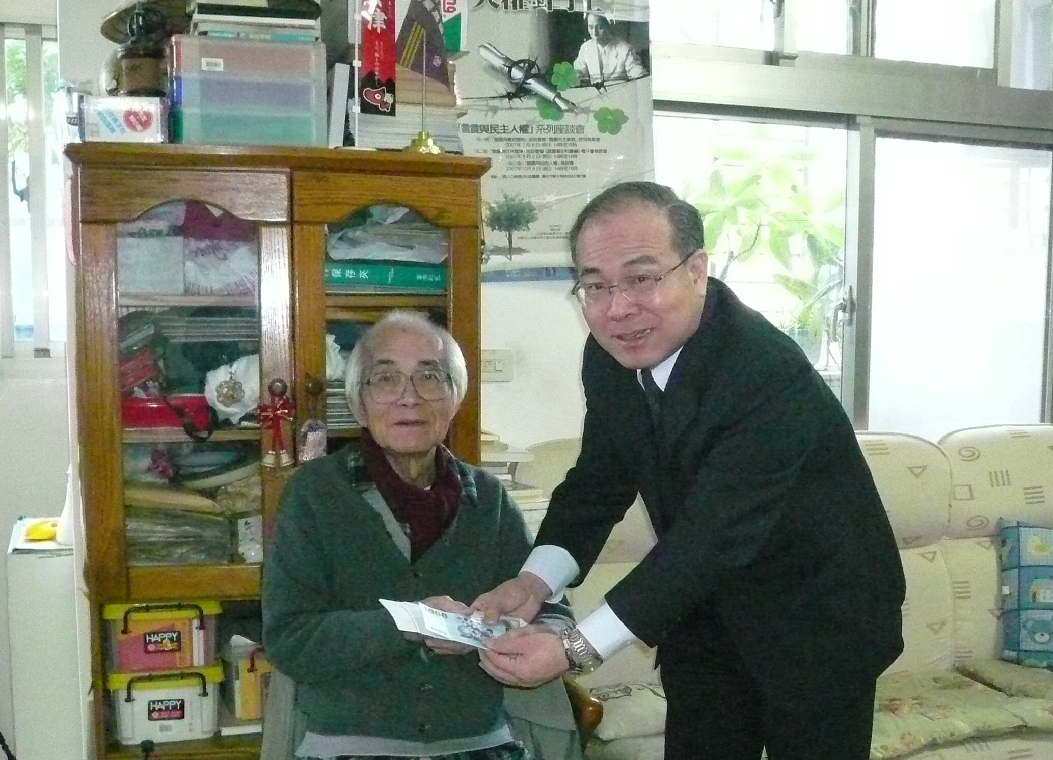 林館長金田致送王前委員世慶春節慰問金