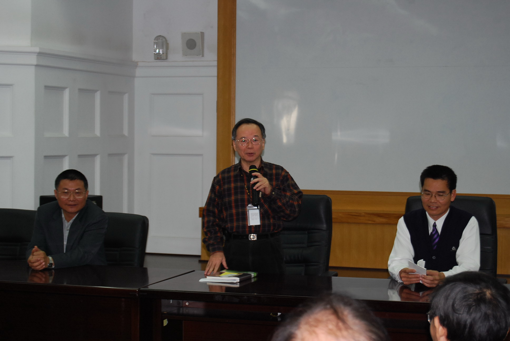 國立臺灣文學館鄭館長邦鎮(中立者)致詞歡迎