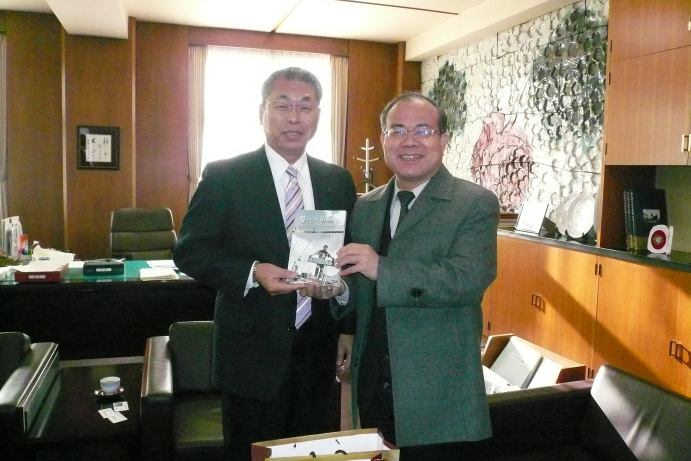 林館長金田（右）致送中京大學校長北川薰著作