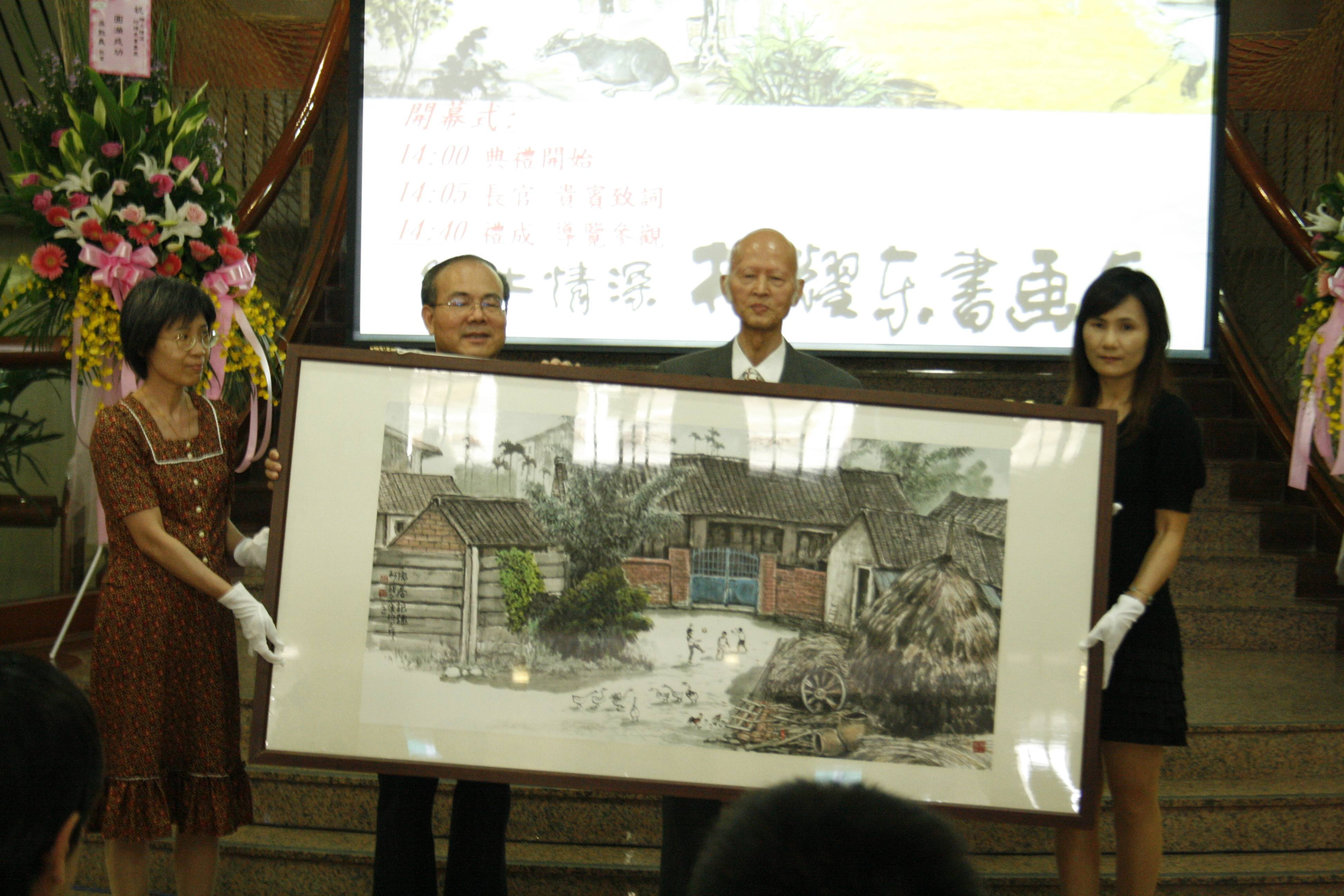 本館林館長金田（左2）代表本館接受柯耀東老師（右2）捐贈畫作一幅