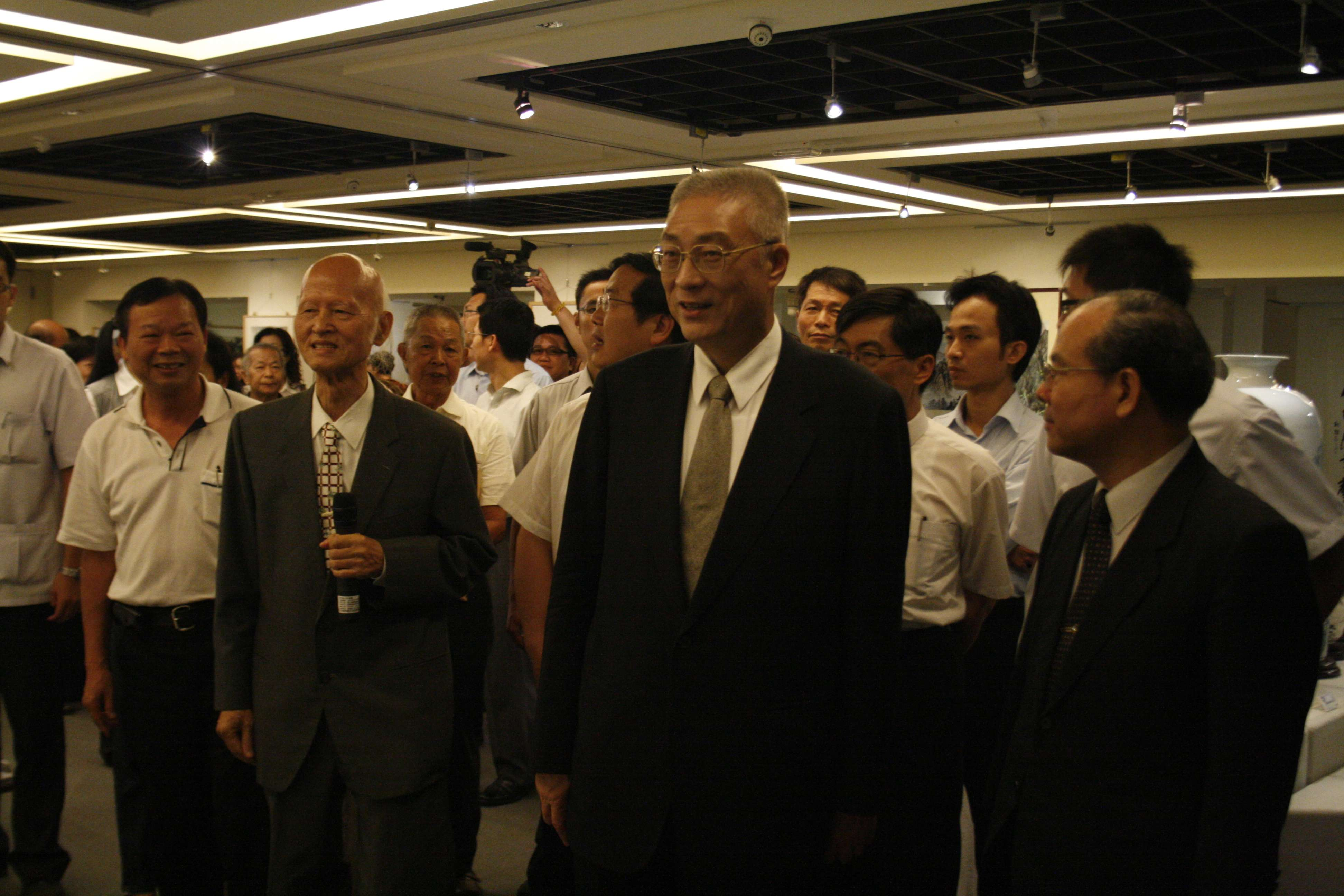 行政院吳院長敦義參觀柯耀東書畫展2