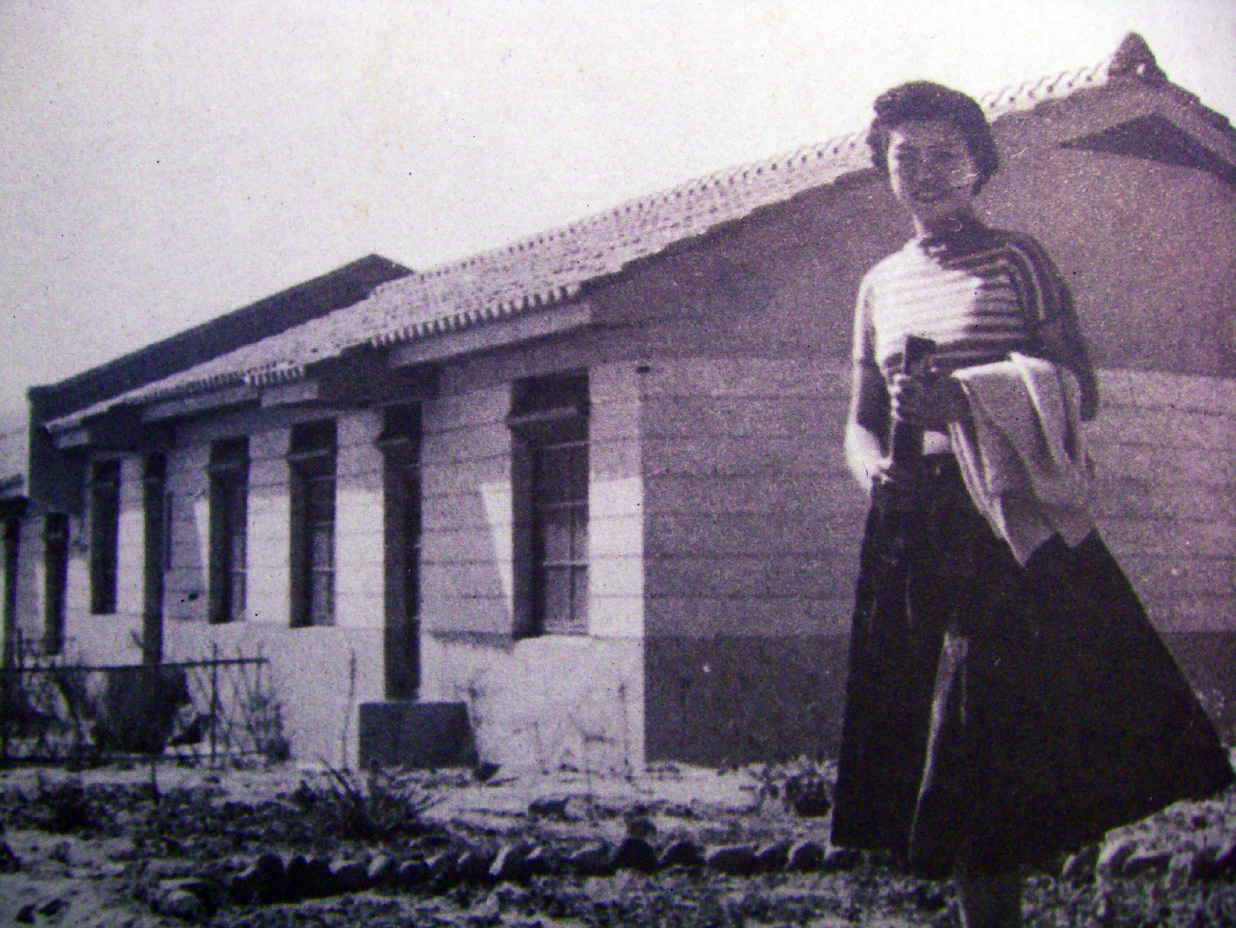 50年代省府職員素雅裝扮，映照著雅舍，迎接有理想、希望生涯。作者翻拍