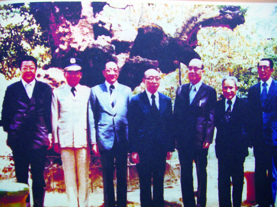 右起為瞿紹華、鄭彥棻、謝東閔副總統、嚴家淦副總統等人中興醫院前老茄苳樹留影作者翻拍