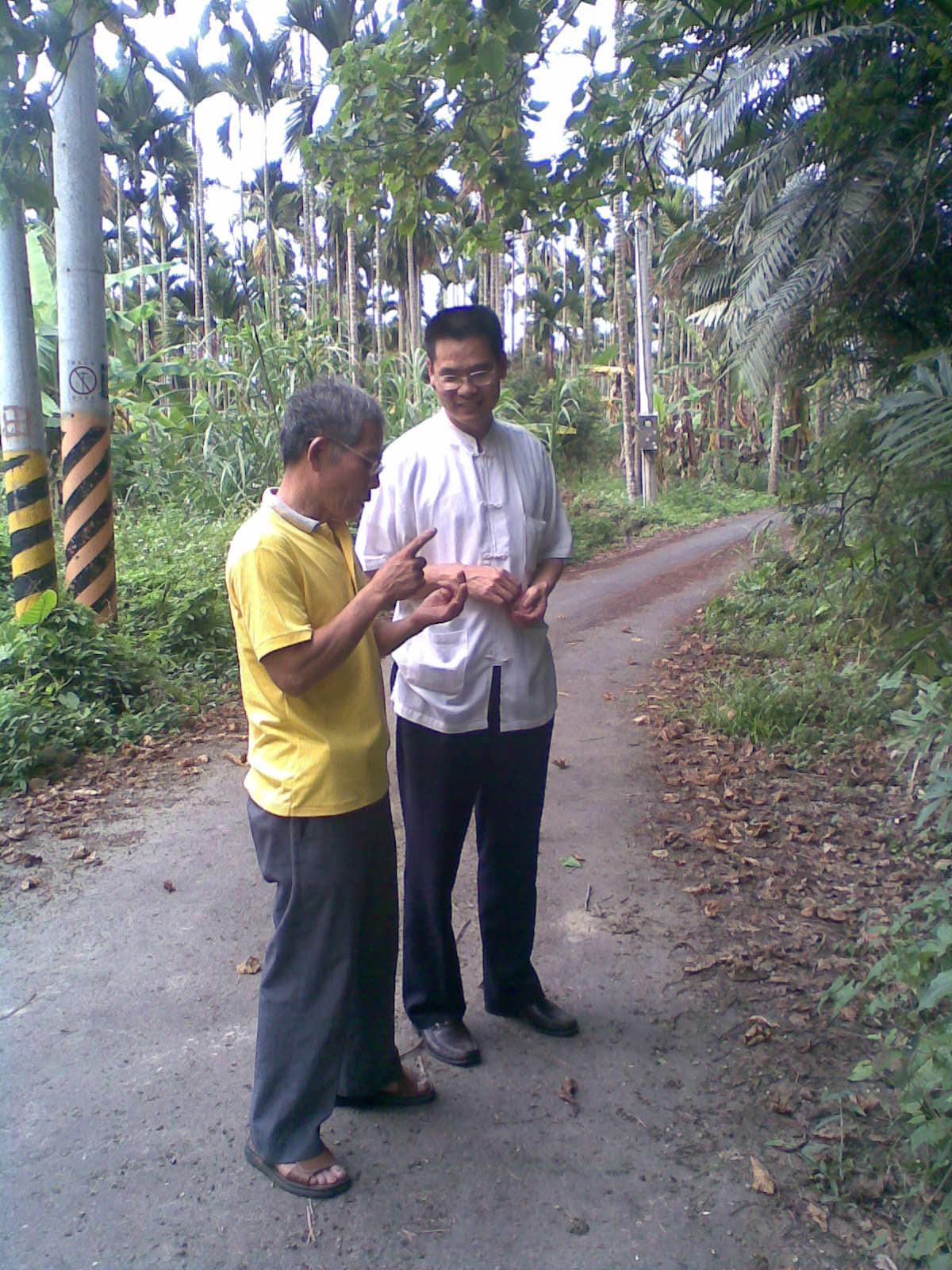 本館劉主任秘書澤民（右）與廖俊昭先生堪察永泉圳遺址