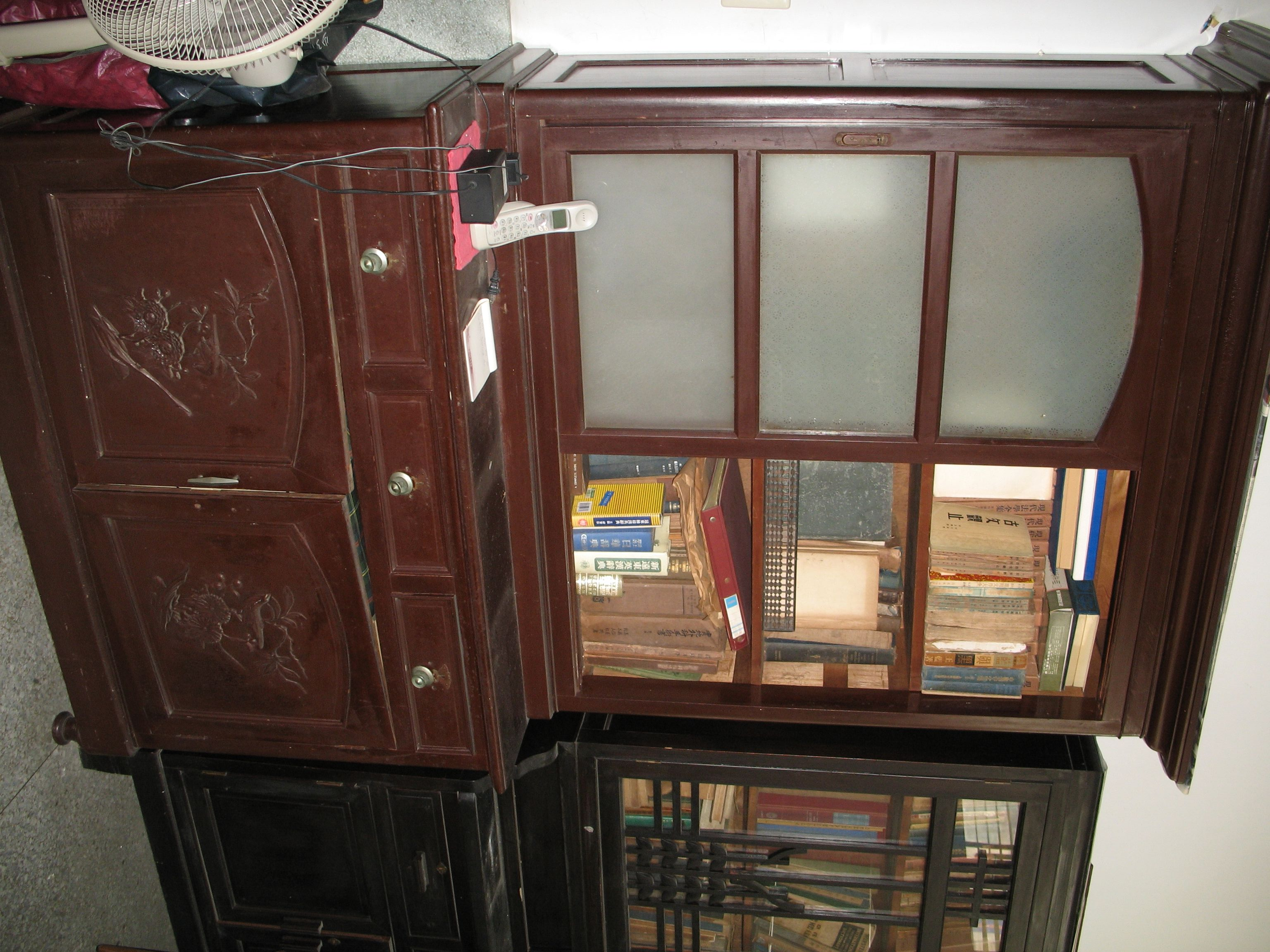 陳弘毅先生捐贈書櫃及醫藥用書