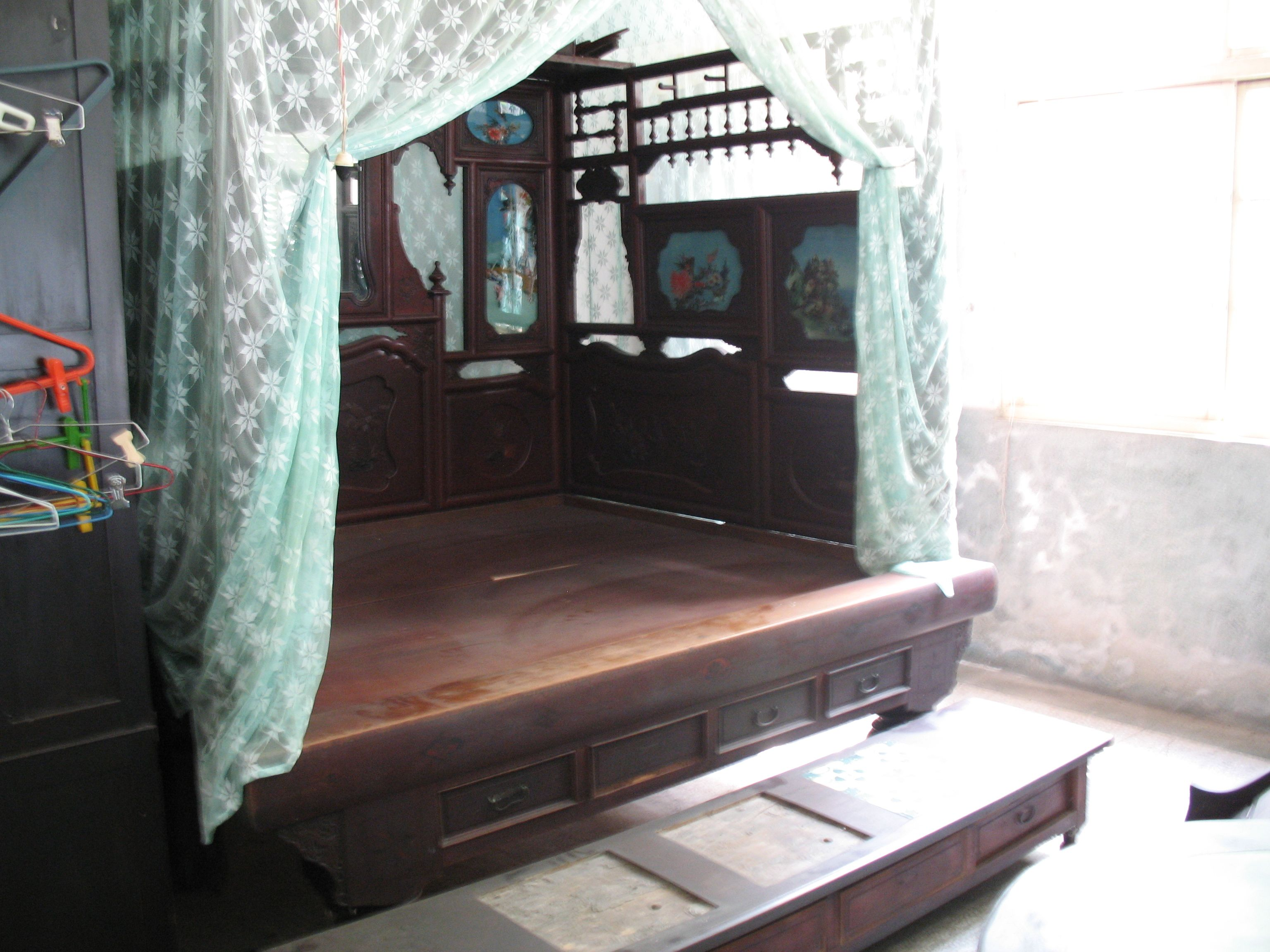 陳弘毅先生捐贈紅眠床