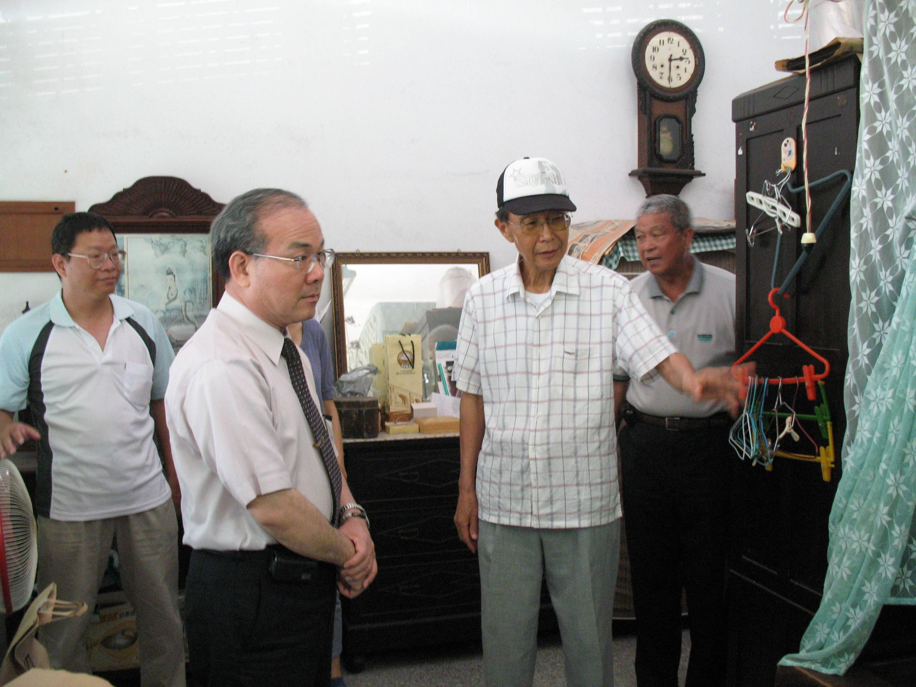 林館長金田（左2）拜訪陳弘毅先生（右2）致謝意