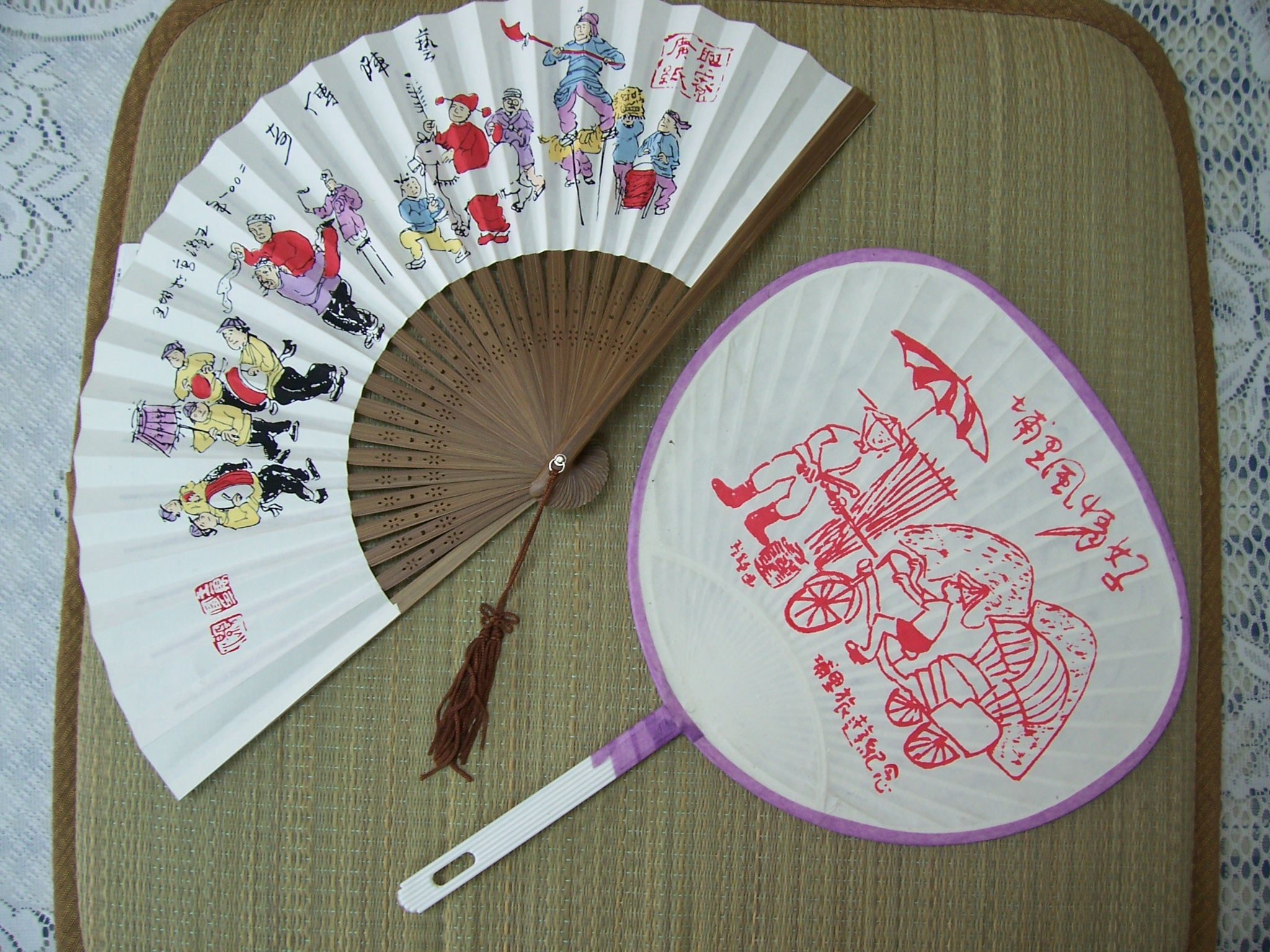 右下是當天DIY紙扇；左上是黃館長所贈送－廣興紙寮榮獲南投縣政府票選十大南投伴手禮藝術紙扇